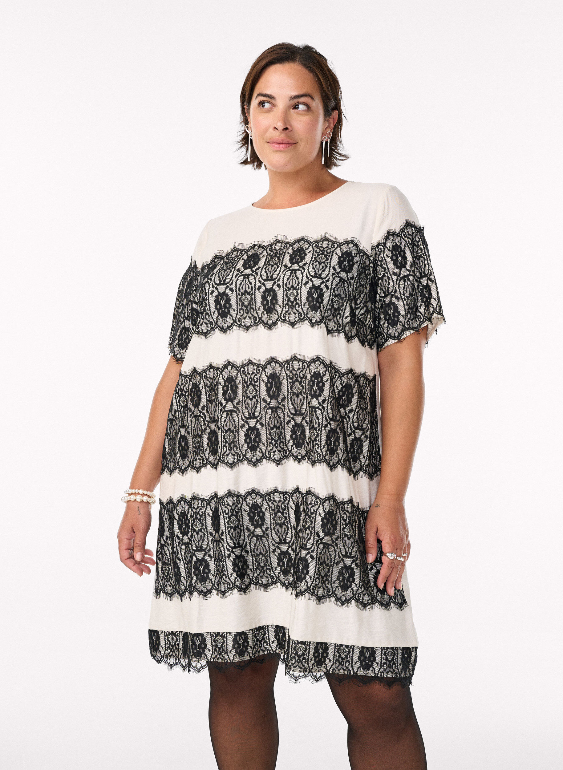 Kr&oacute;tka sukienka z kontrastowymi wstawkami z koronki, Beżowy, Model