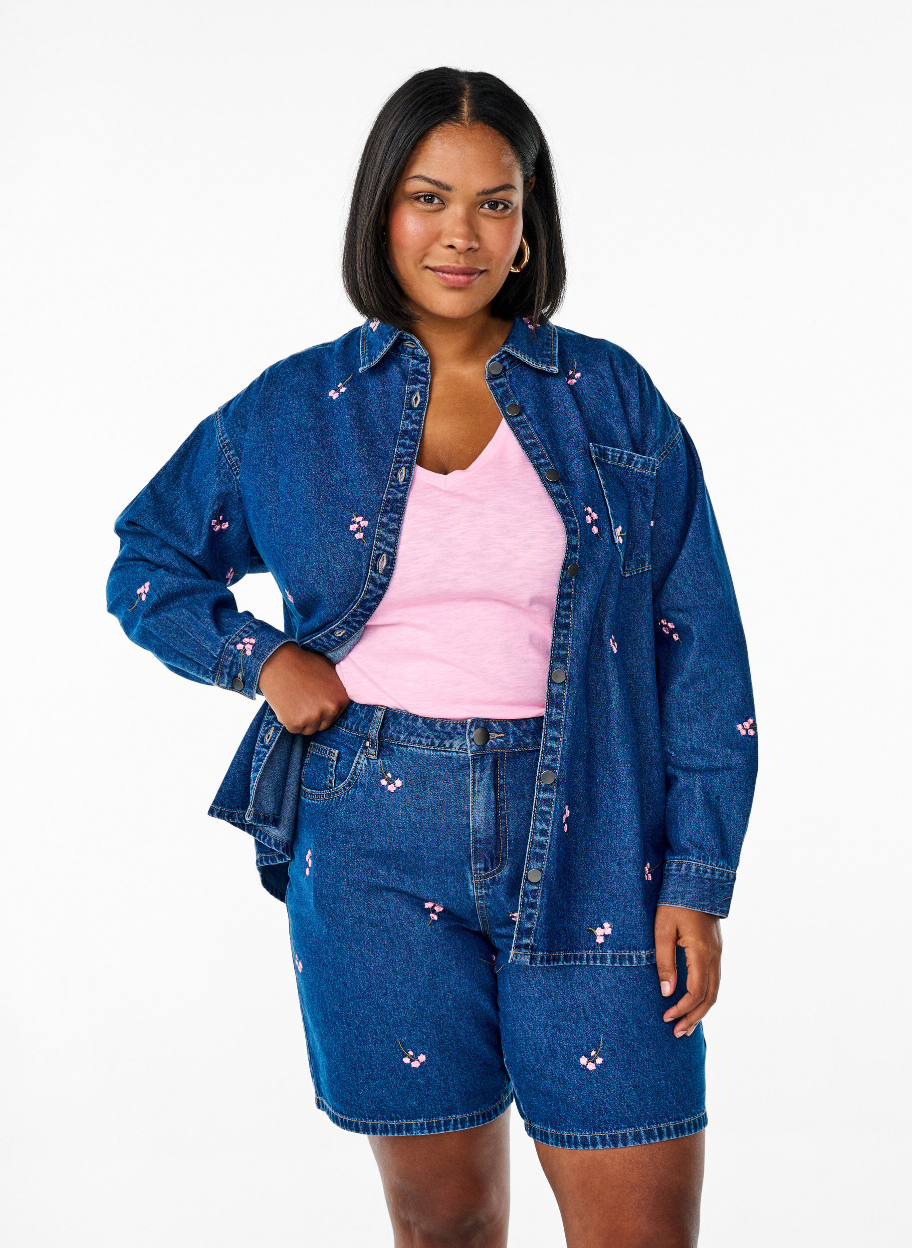 Szorty jeansowe z haftowanymi kwiatami, Niebieskie, Model