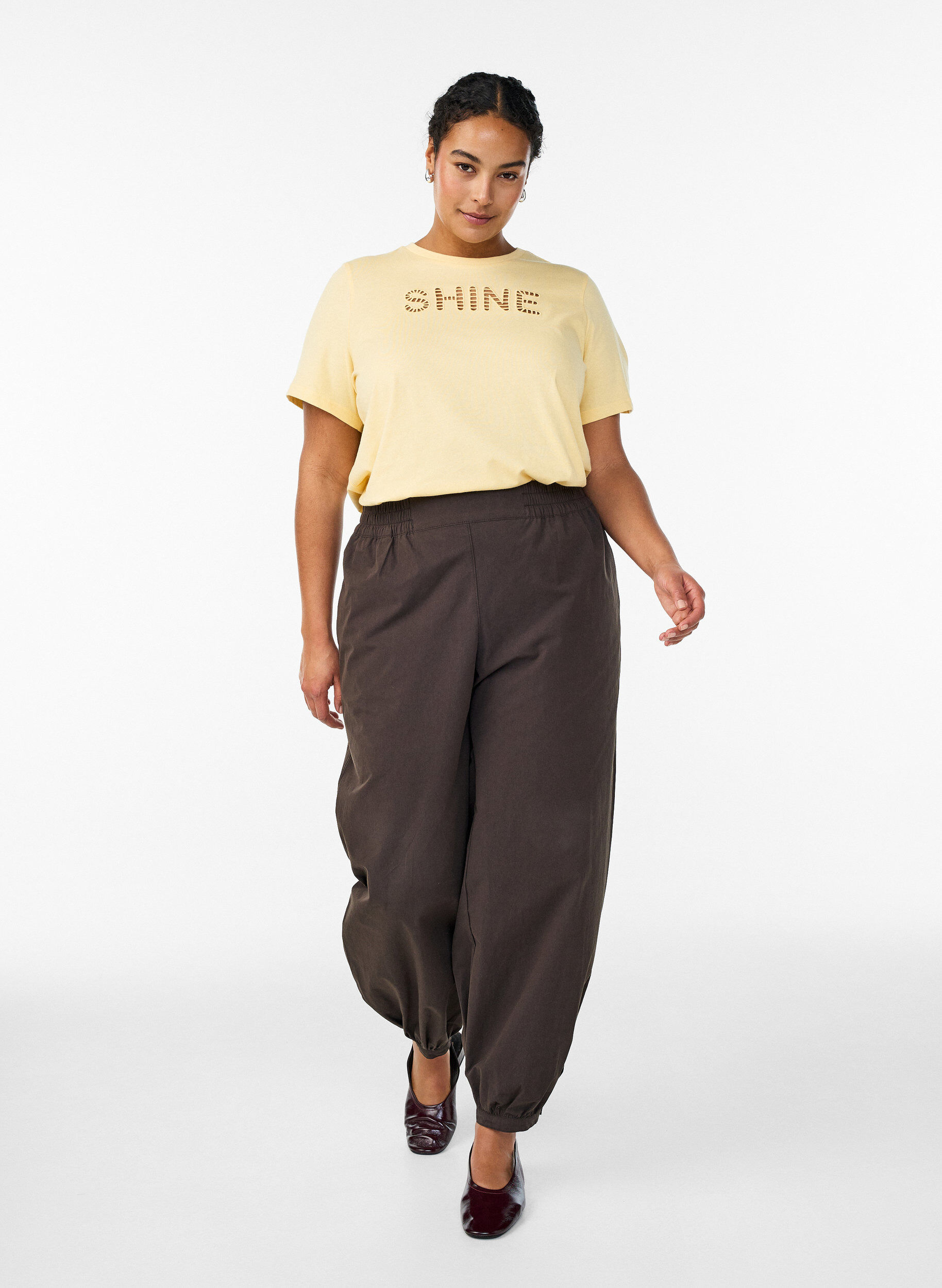 Zizzi Koszulka bawelniana z haftowanym tekstem, Ż&oacute;łty, Model image number 1