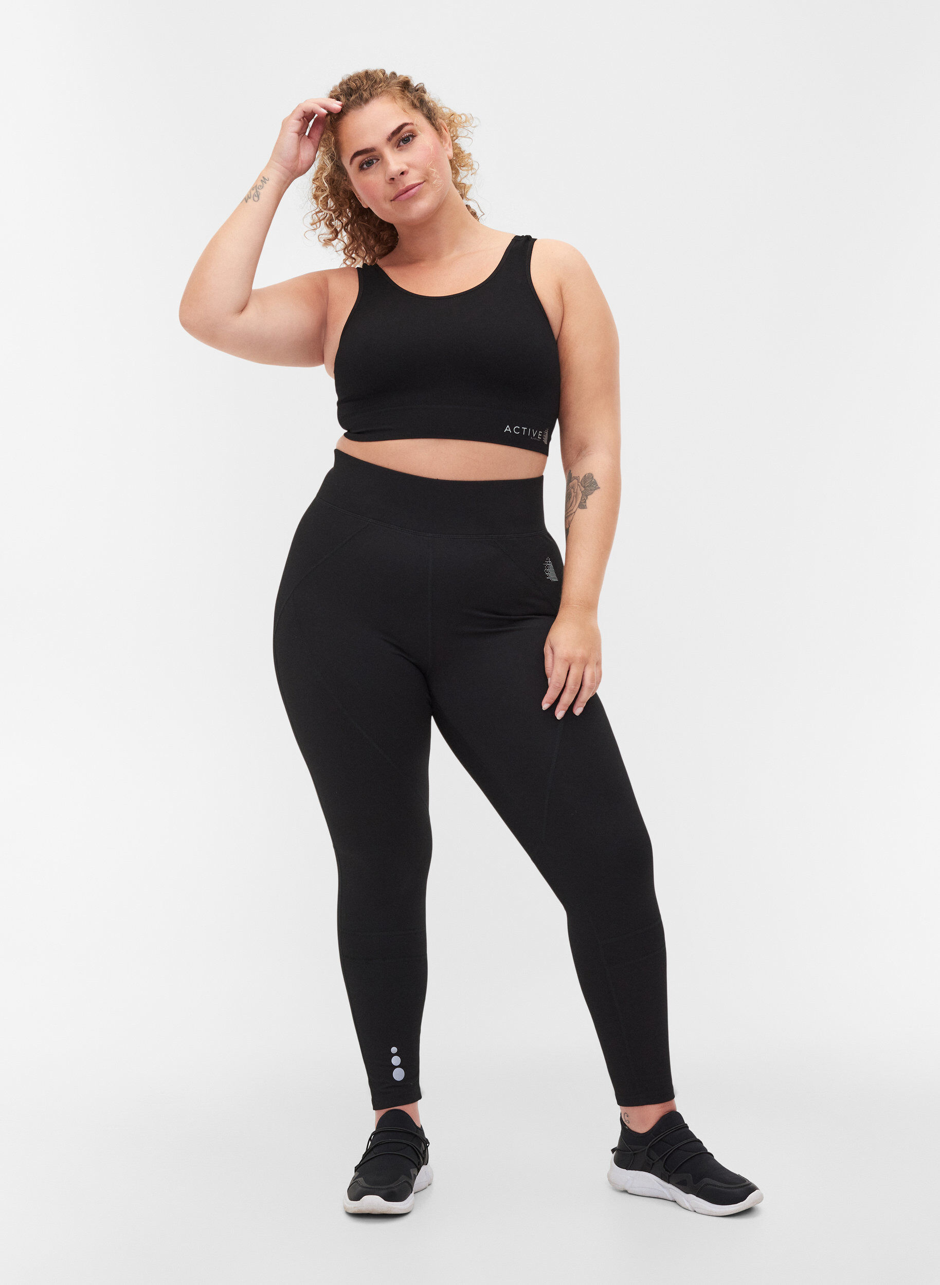 Zizzi Plain crossback sports bra, Black, Model image number 3