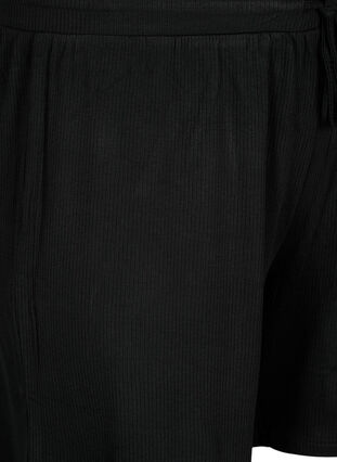 Luzne wiskozowe szorty z prazkowanym sciagaczem, Black, Packshot image number 2