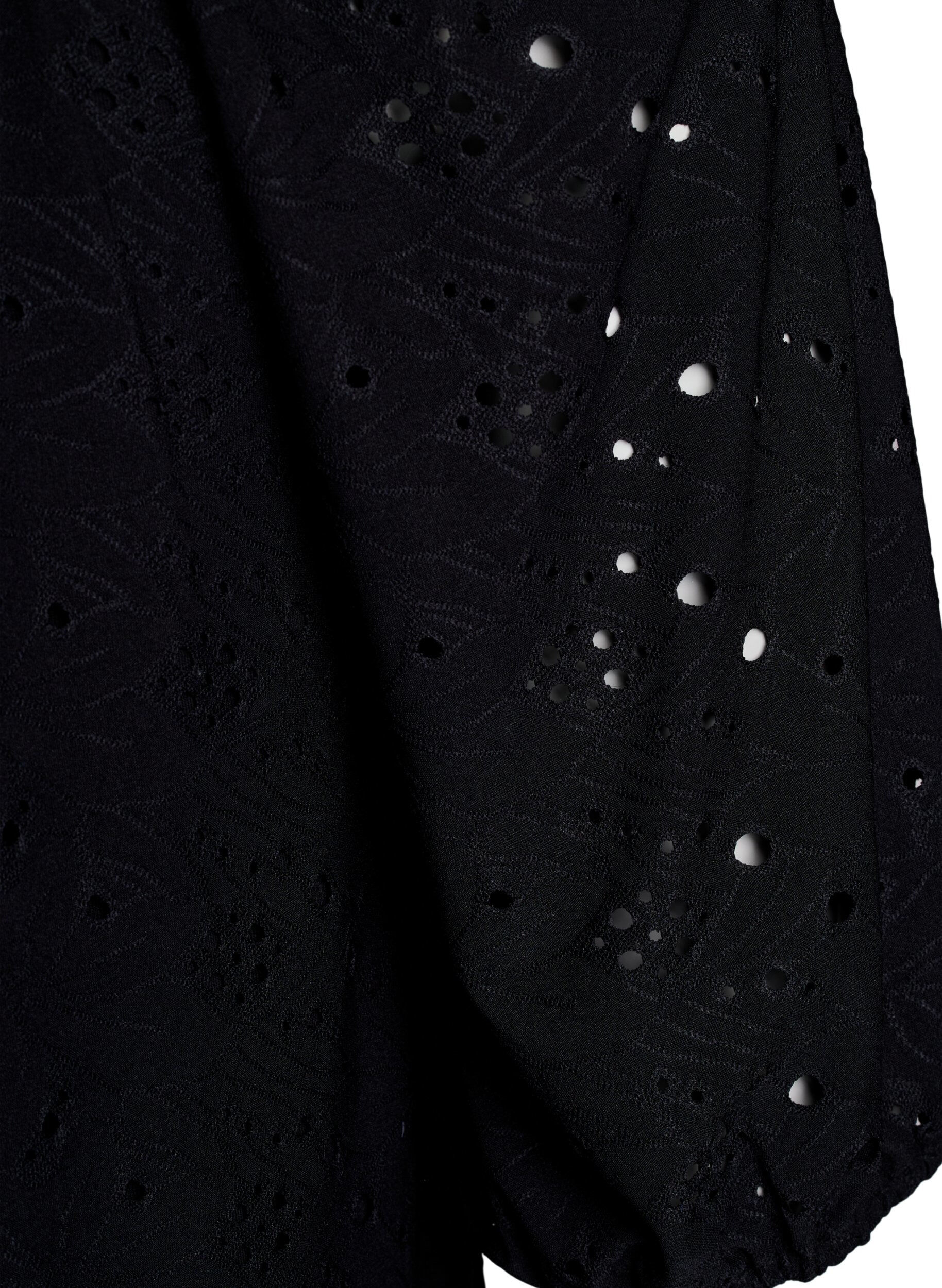 ZizziBluzka z kr&oacute;tkimi bufiastymi rekawami i azurowym wzorem, Czarne, Packshot image number 3