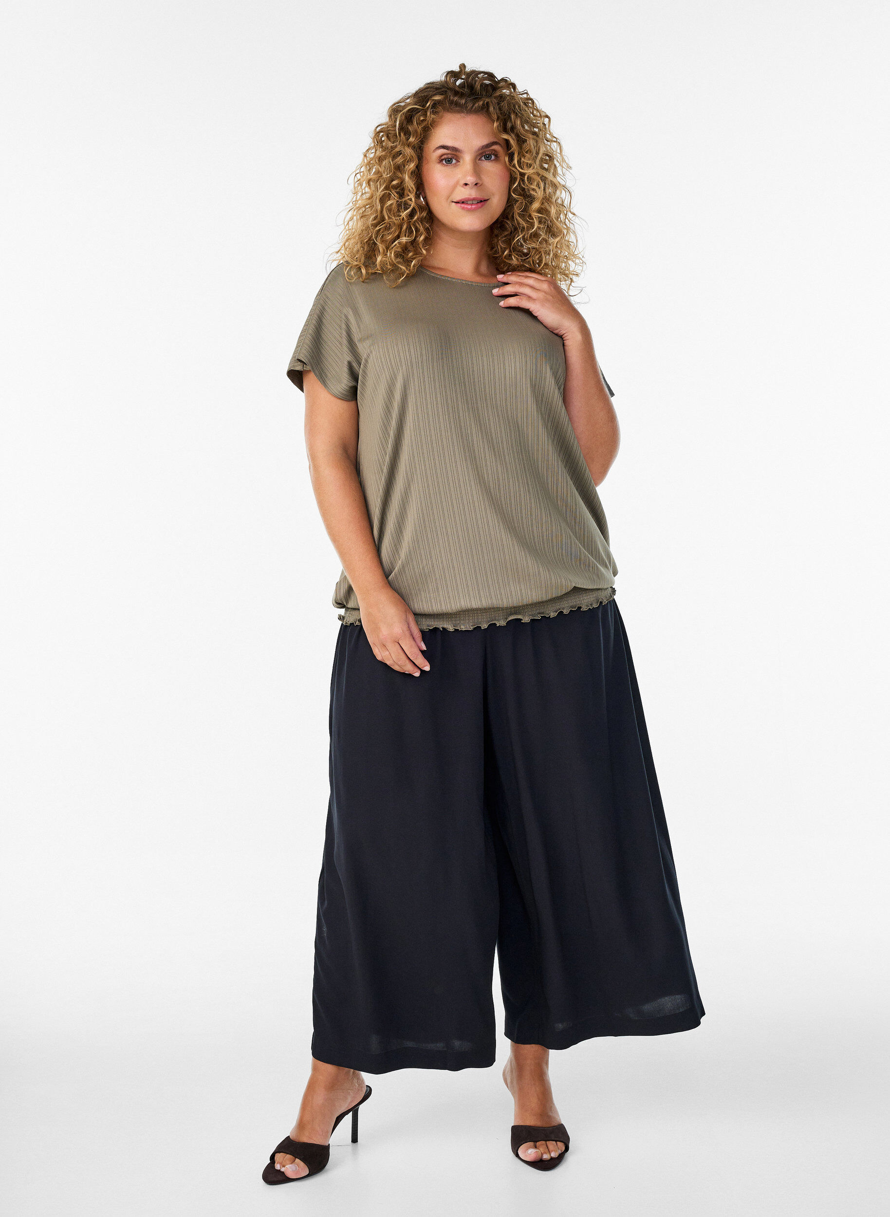 ZizziBluzka z dzianiny z teksturowanymi paskami i marszczonym brzegiem, Brązowy, Model image number 1