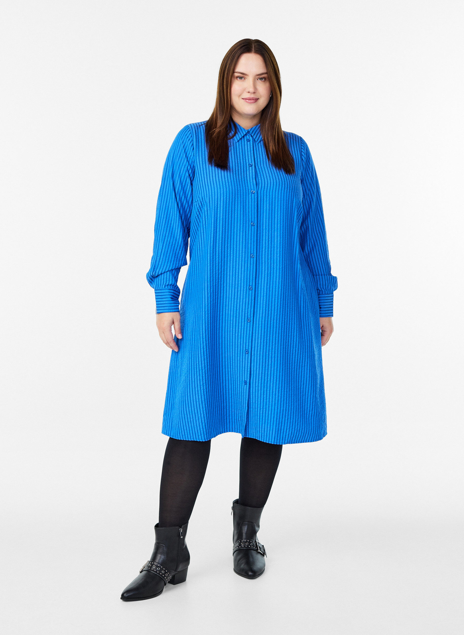 Zizzi Dluga koszula w paski z ozdobnym guzikiem z tylu, Niebieskie, Model image number 1