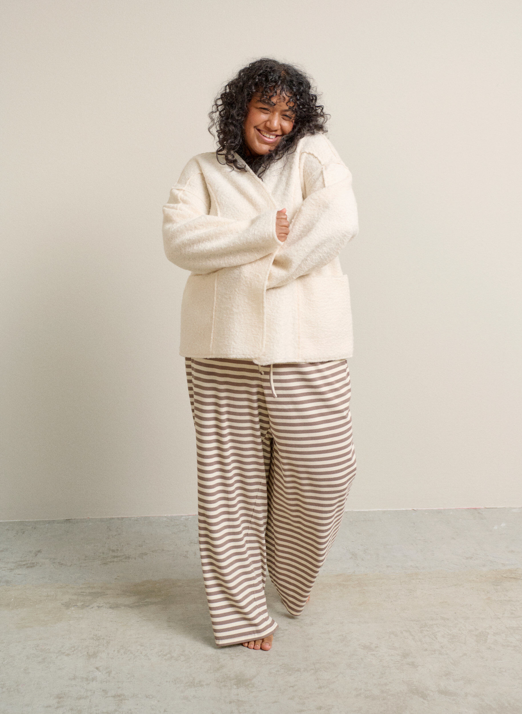 Zizzi Spodnie pizamowe w paski z wysoka talia i szerokimi nogawkami, Beżowy, Image image number 0