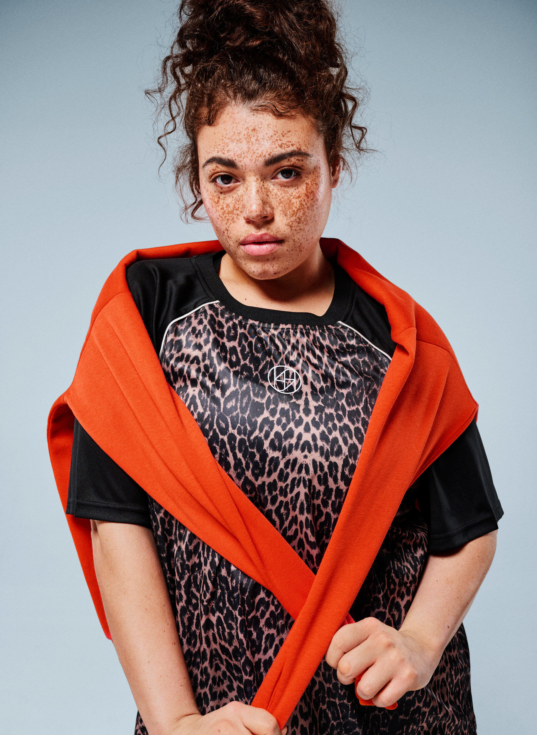 Zizzi Koszulka treningowa z nadrukiem w ksztalcie leopard&oacute;w i rekawami raglan, Brązowy, Image image number 0