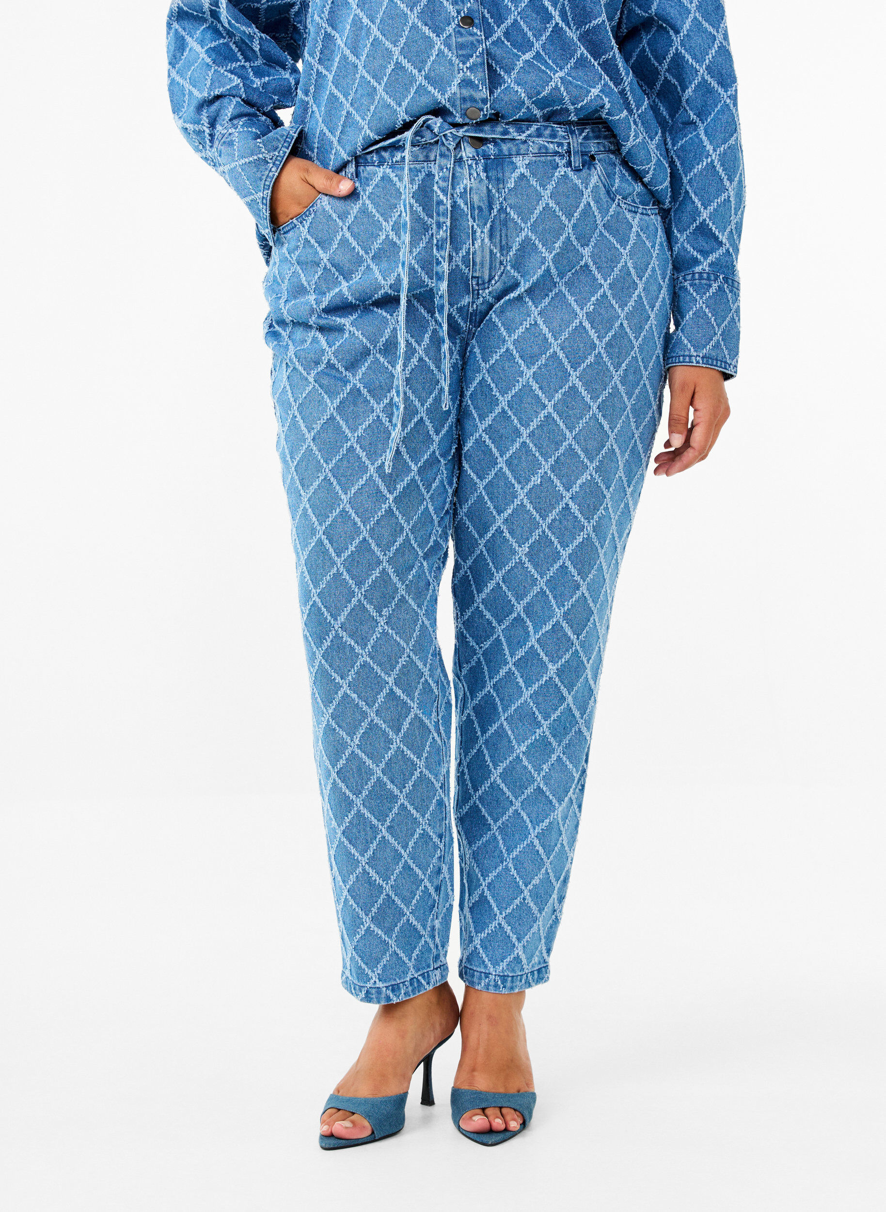 Zizzi Kr&oacute;tkie jeansy Mille z imitacja zniszczen, Blue Denim, Model image number 2