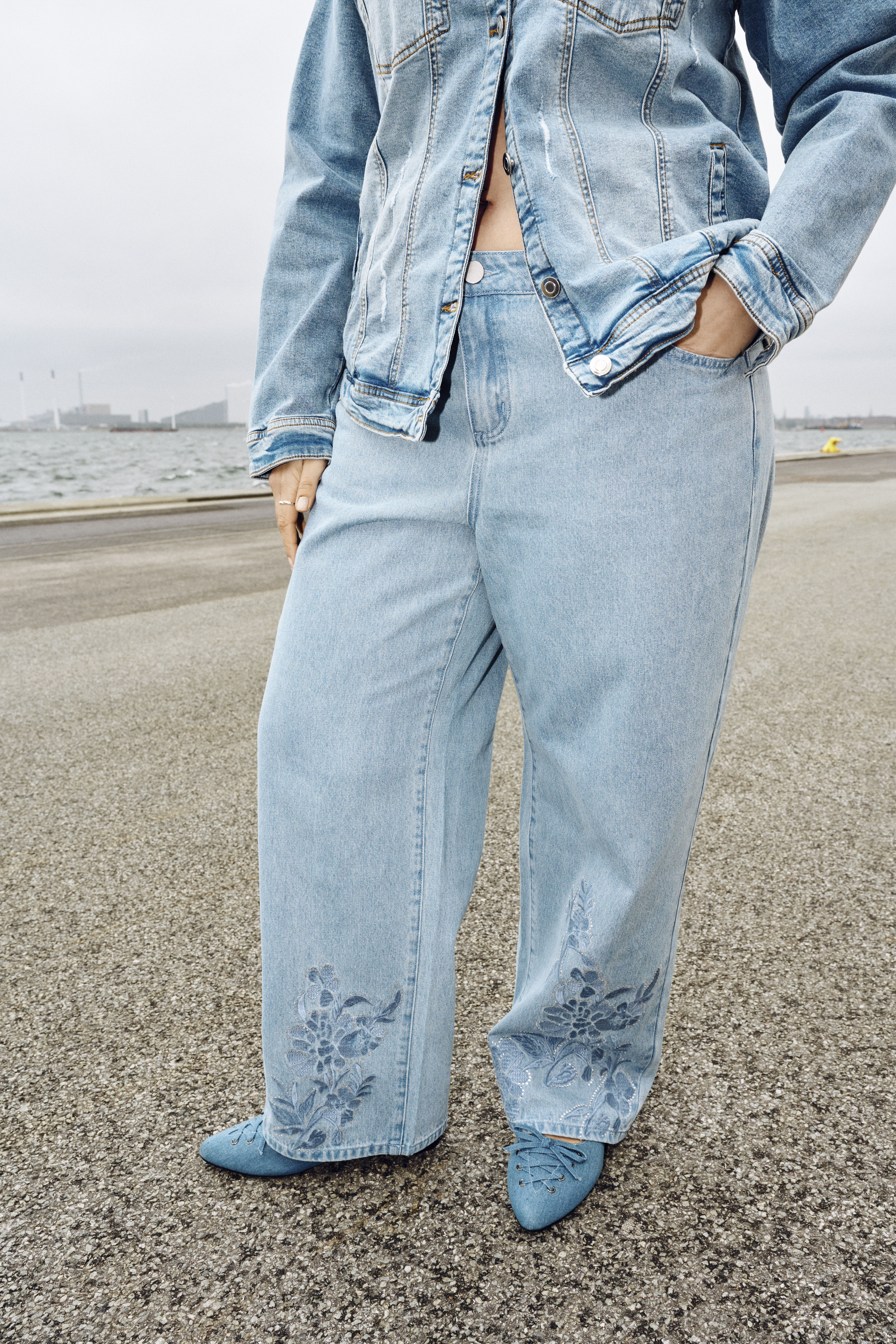 Zizzi Dżinsy o szerokim kroju z kwiatowymi detalami, , Model