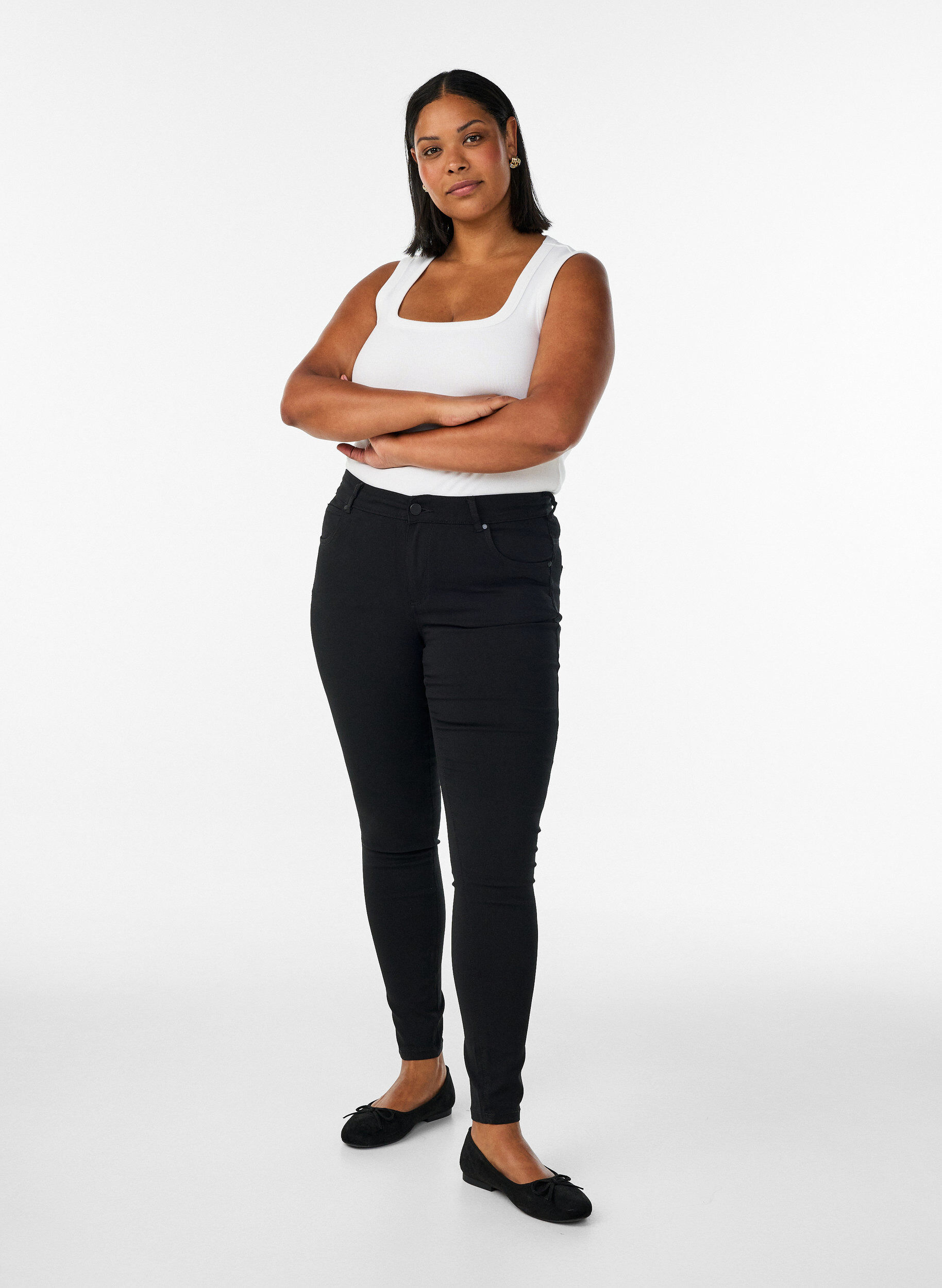 Spodnie o waskim kroju z kieszeniami, Czarne, Model