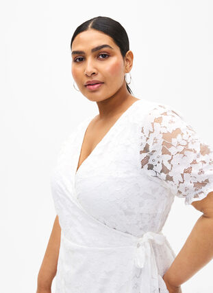 Kopertowa sukienka z koronka i krótkimi rekawami, Bright White, Model image number 2