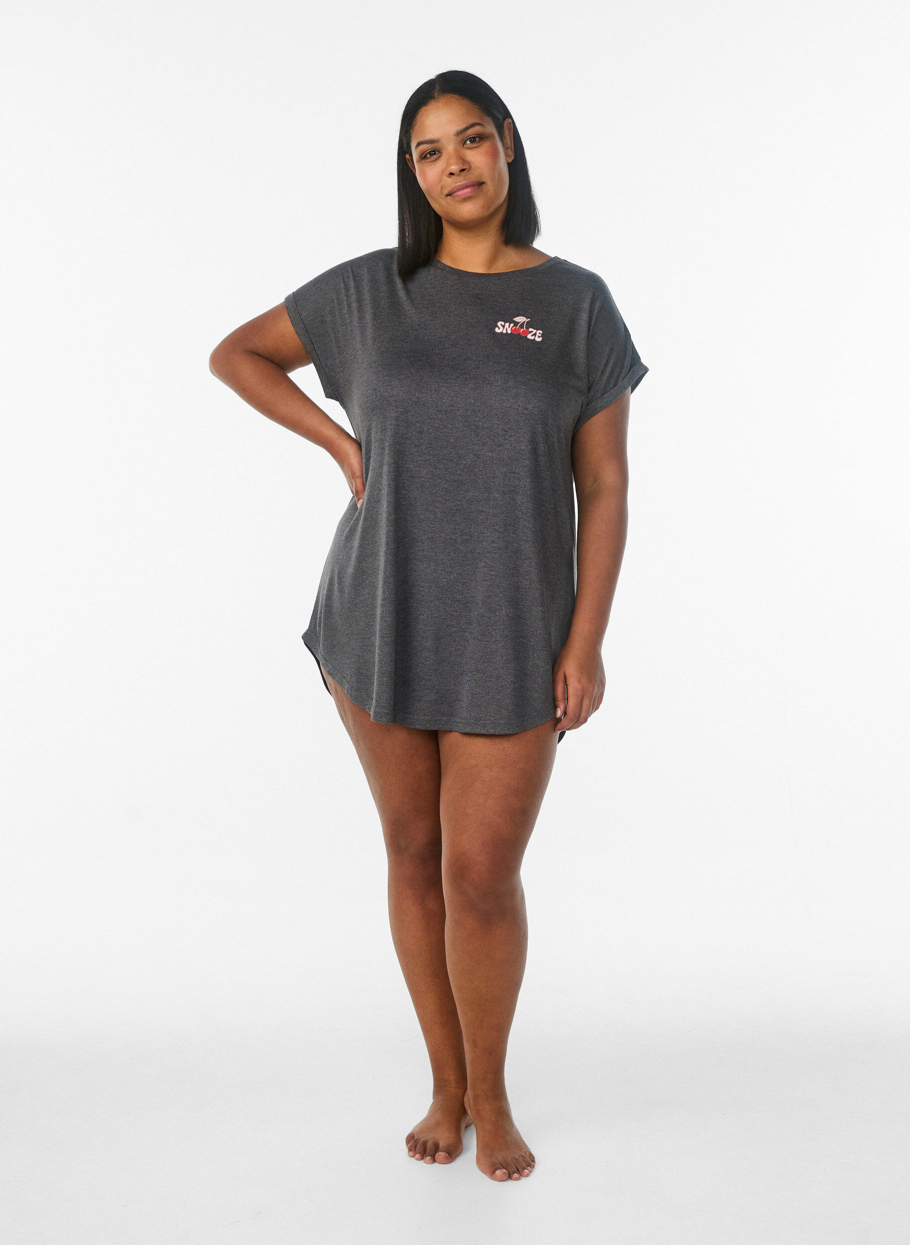 ZizziKoszula nocna z kr&oacute;tkim rekawem i nadrukiem tekstowym, Czarne, Model image number 1