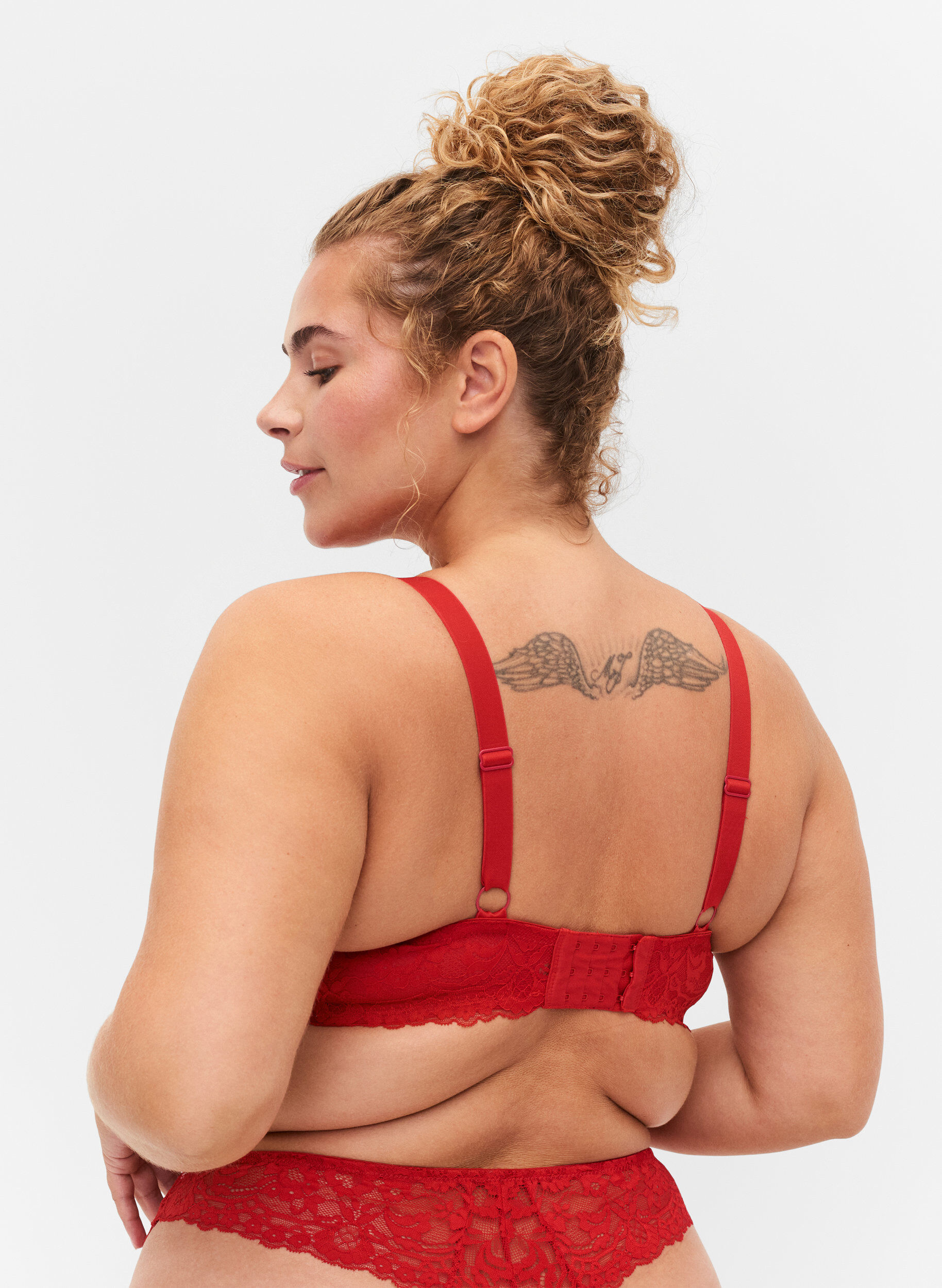 Zizzi Padded bra with lace and cross detail, Red Ass., Model image number 1