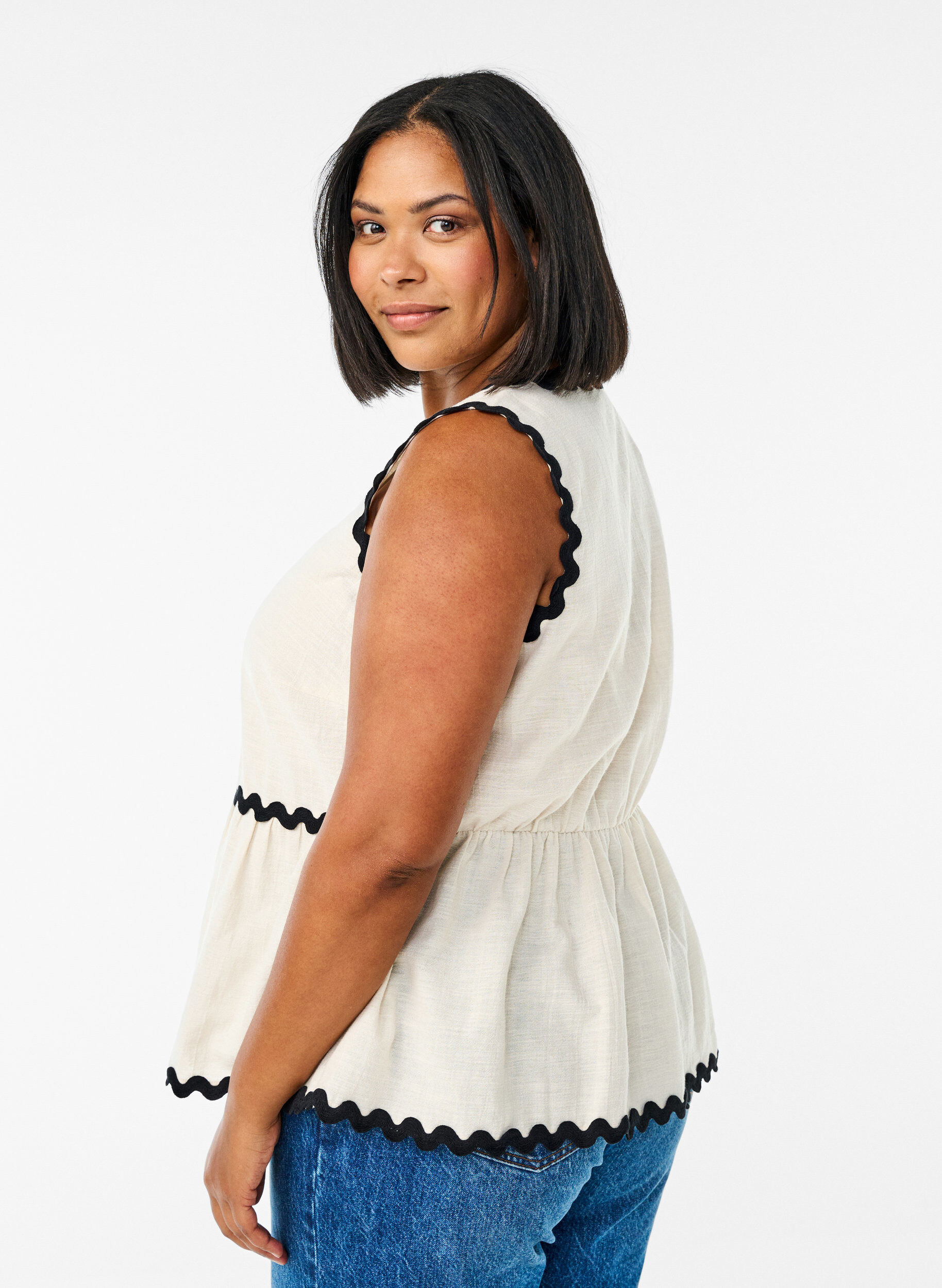 Zizzi Bluzka bez rekaw&oacute;w z zabkowanymi kontrastowymi krawedziami, Beżowy, Model image number 2