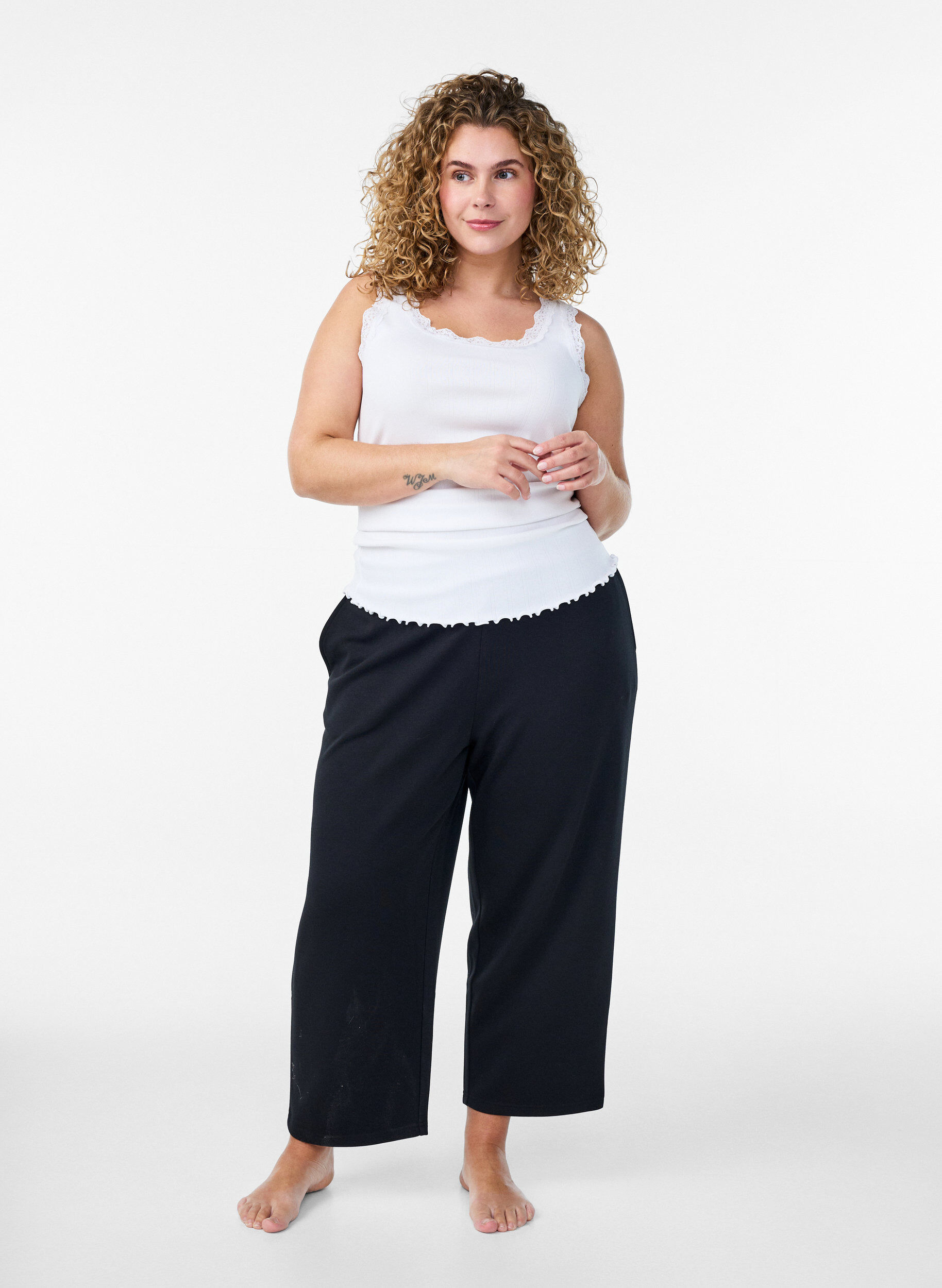 Zizzi Koszulka bez rekaw&oacute;w z koronkowym wykonczeniem i haftem oczka, Biały, Model image number 1