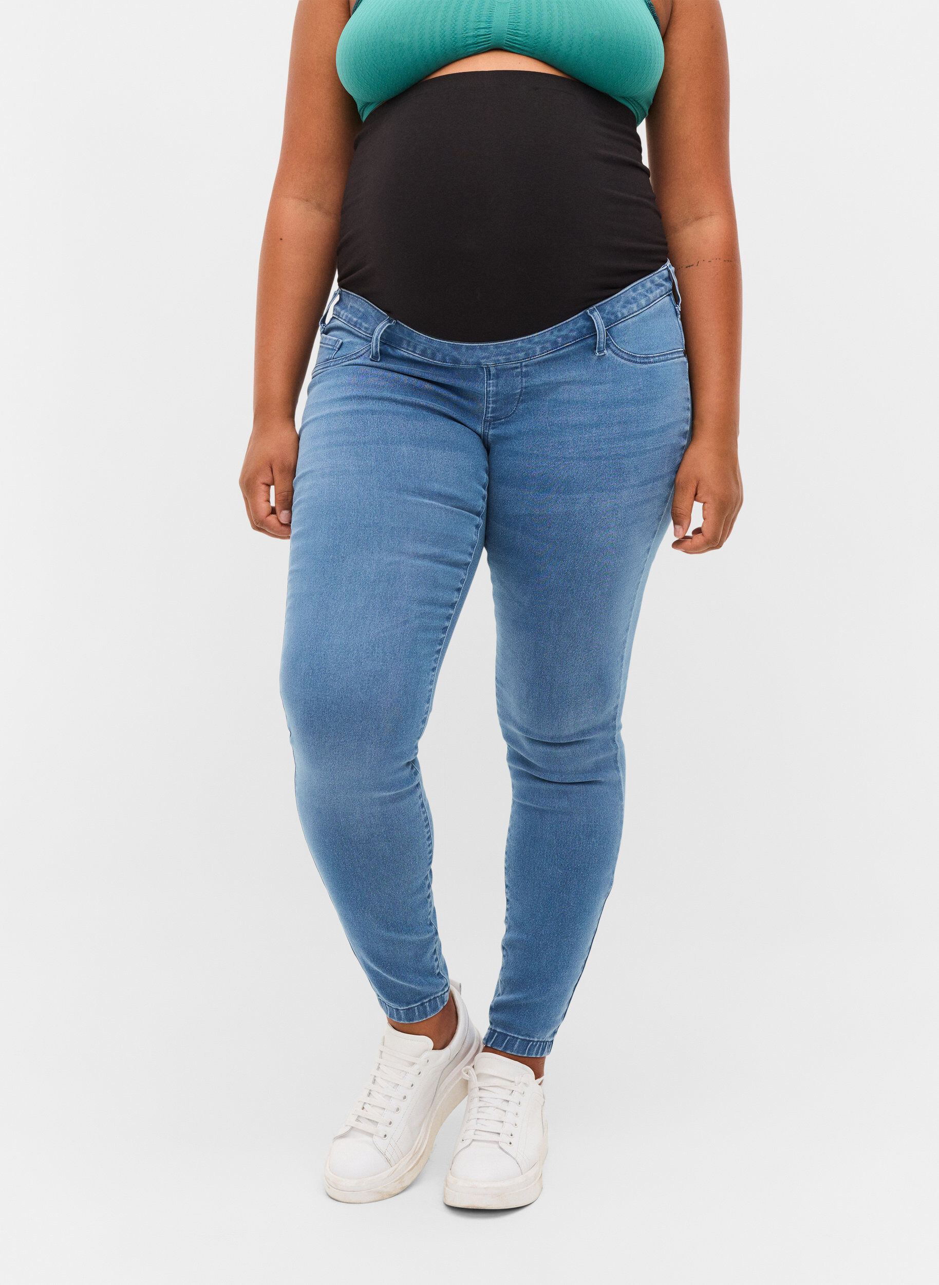 Zizzi Maternity jeggings in a cotton blend, Light blue denim, Model image number 2