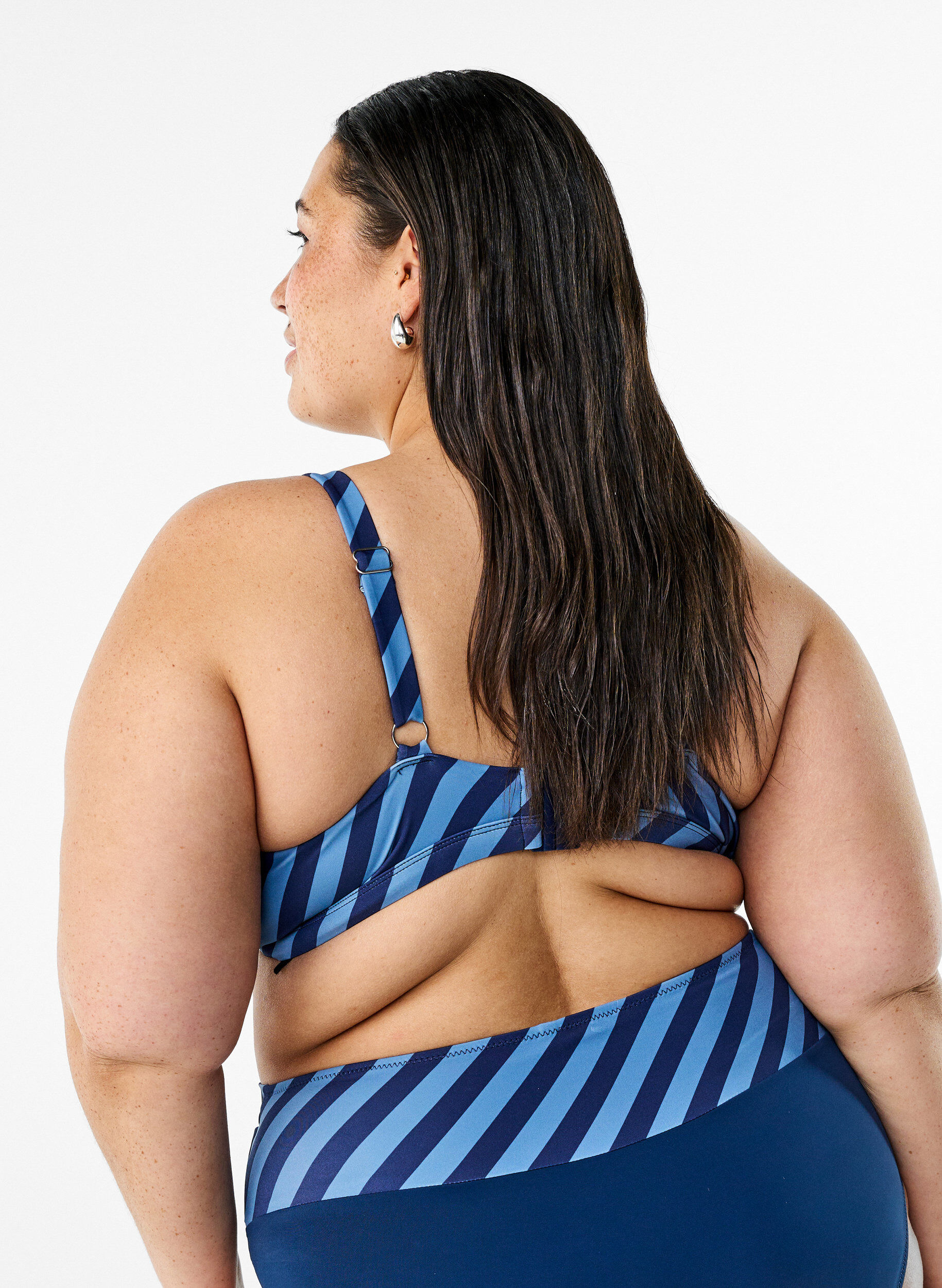 Zizzi Tr&oacute;jkatna g&oacute;ra od bikini z paskami i detalem kopertowym, Niebieskie, Model image number 2