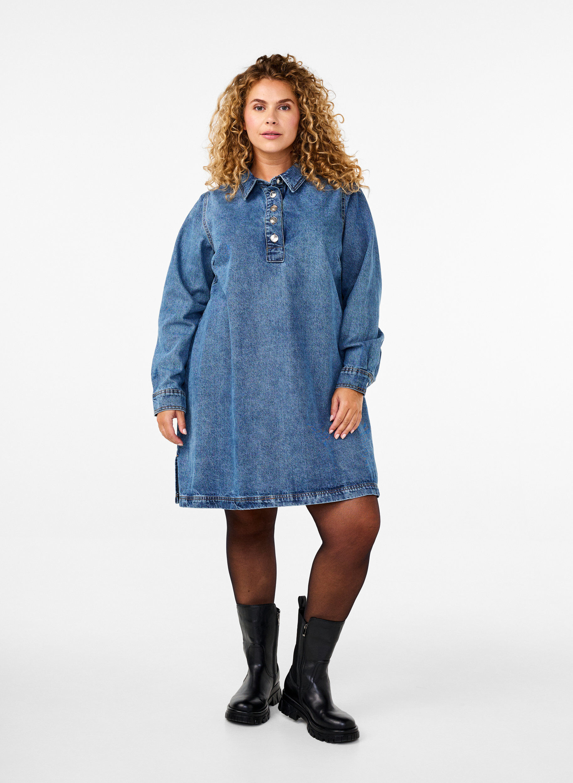 Zizzi Kr&oacute;tka dzinsowa sukienka w ksztalcie litery A z dlugimi rekawami, Blue Denim, Model image number 2