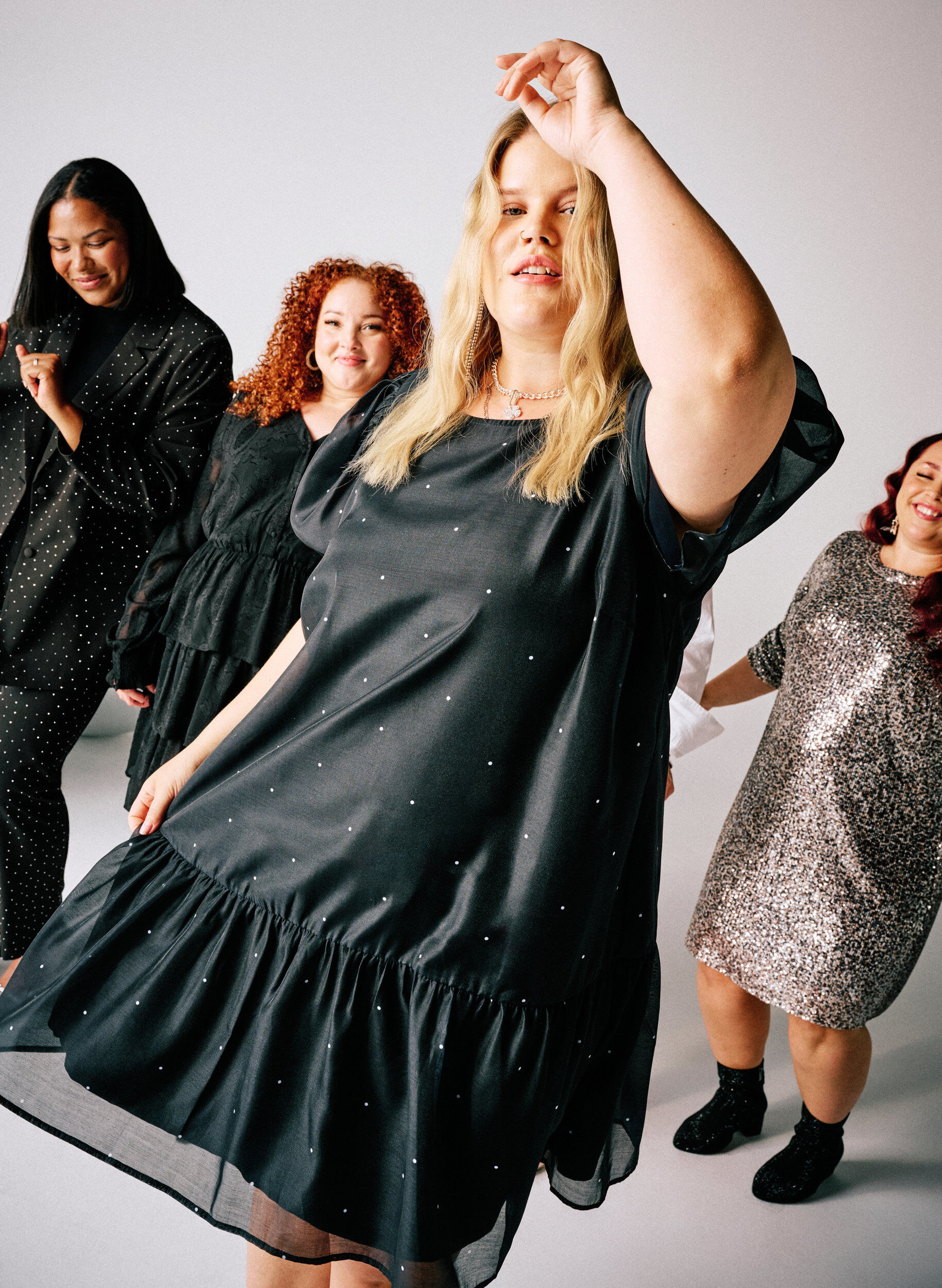 Zizzi Imprezowa sukienka do kolan z przezroczystymi rekawami, Czarne, Image image number 0