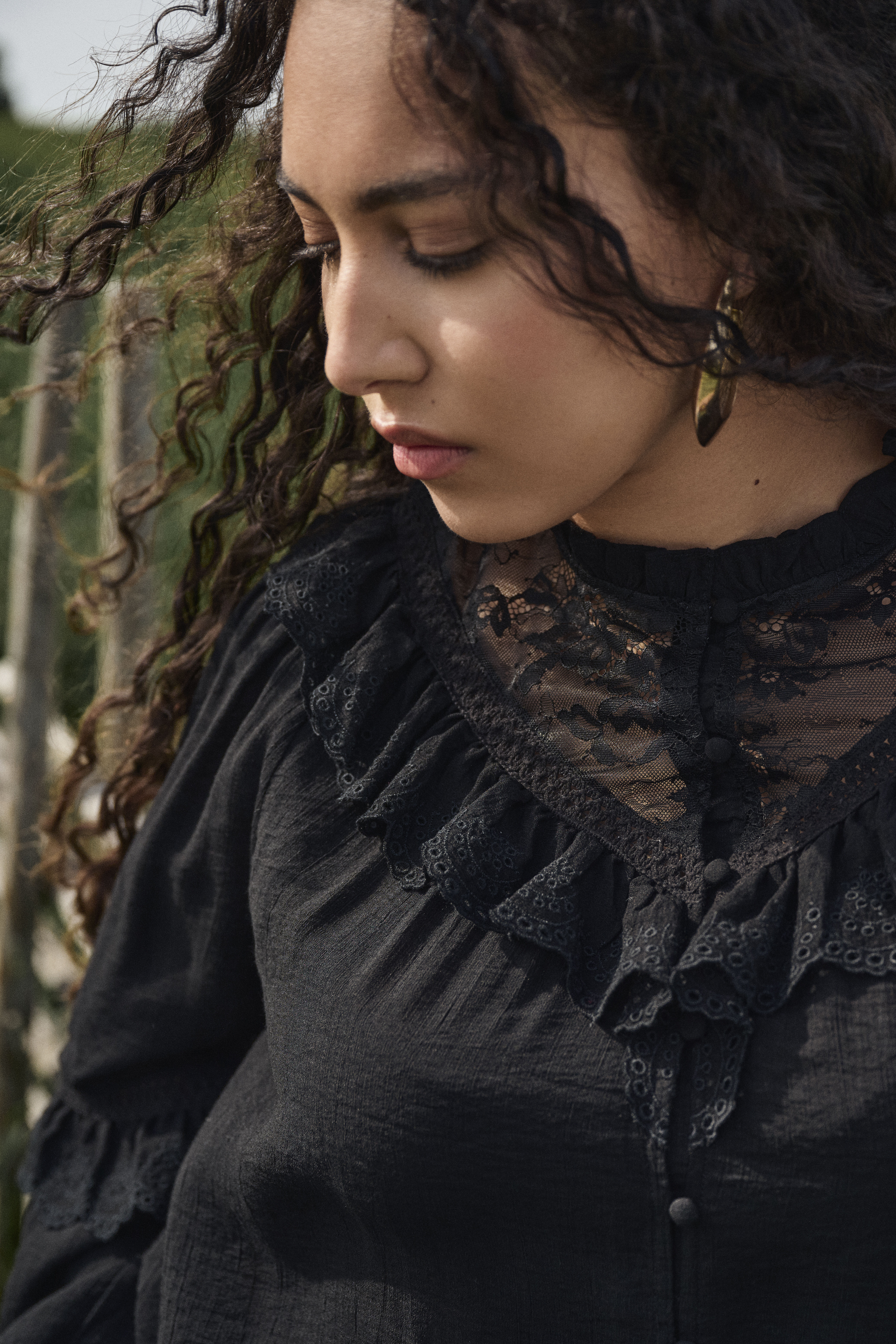 Zizzi Czarna bluzka z falbankami i koronką, , Model