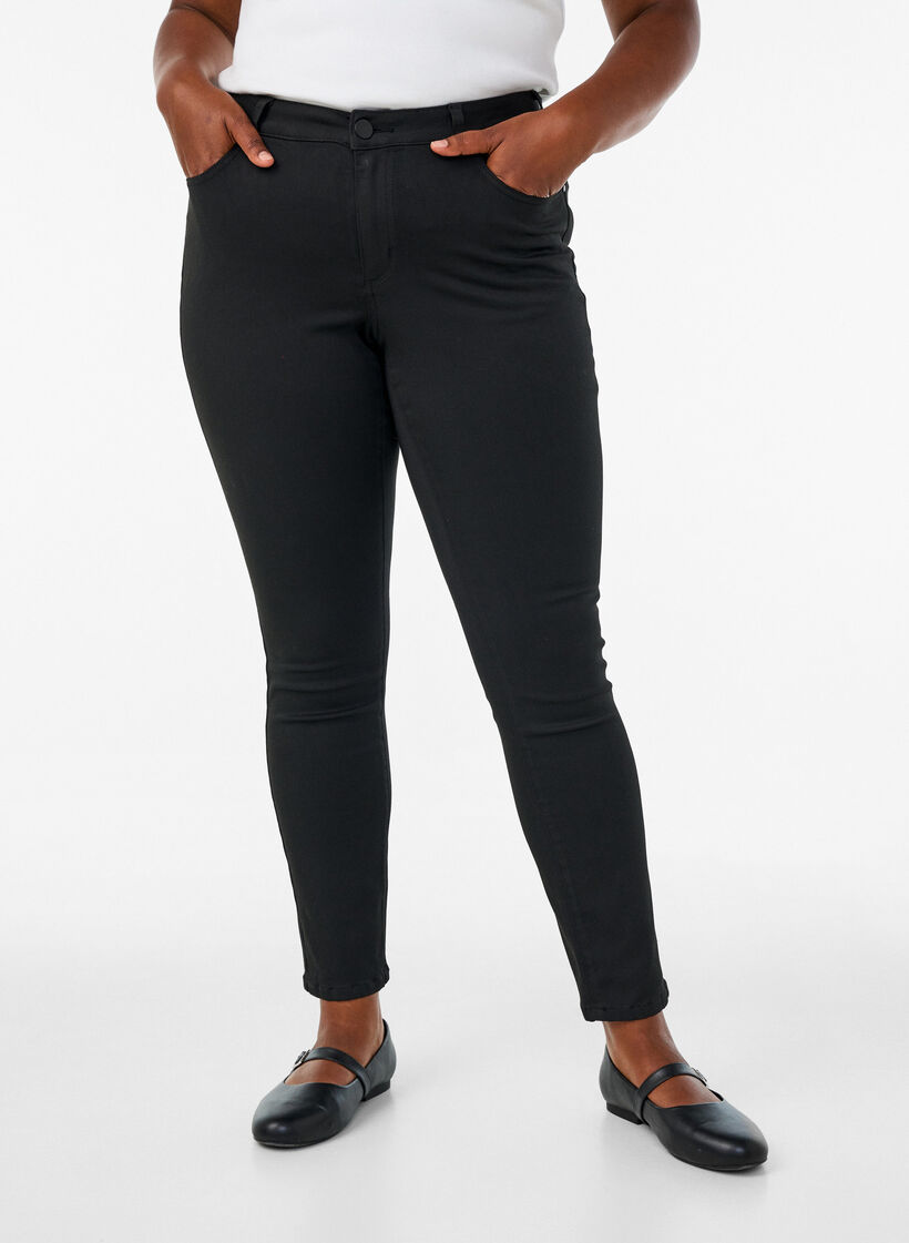 Jeansy Emily Stay Black z normalna talia, Czarne, Model image number 2
