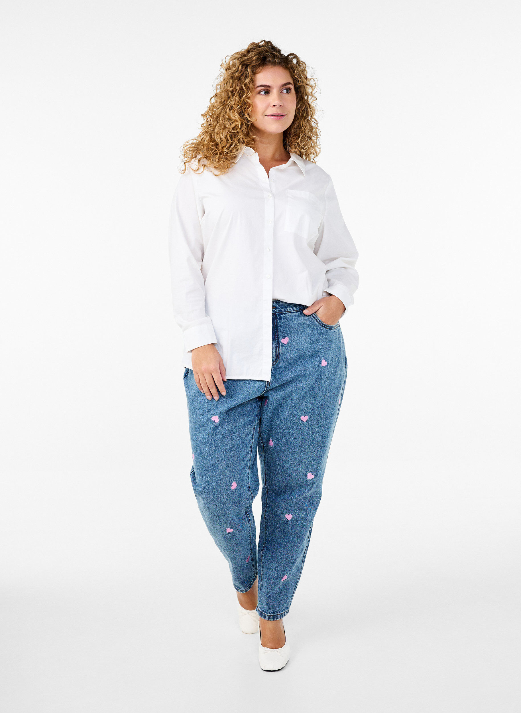 Zizzi  Jeansy Mille typu mom fit z haftem, Niebieskie, Model image number 1