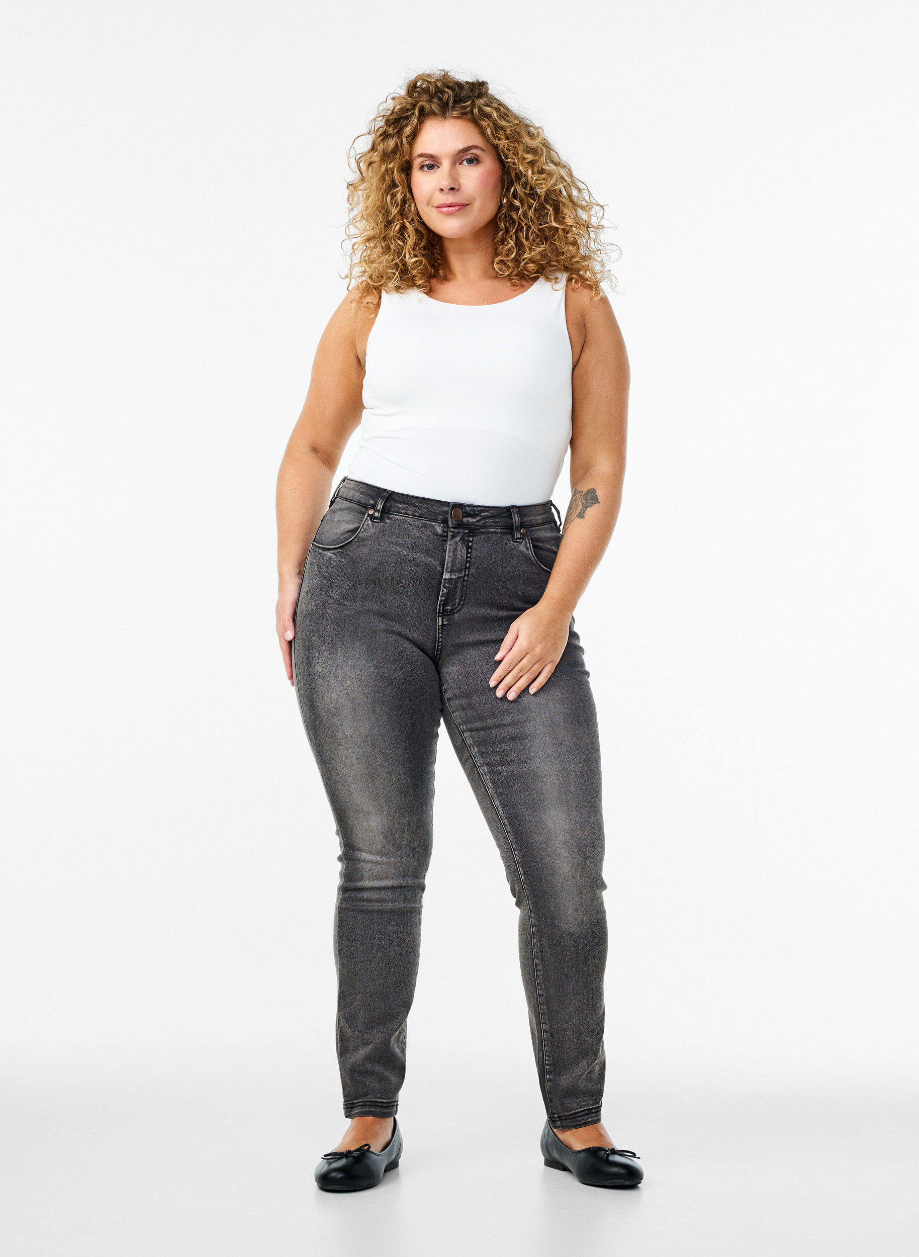 Jeansy Emily o dopasowanym kroju z normalnym stanem, Ciemnoszary, Model