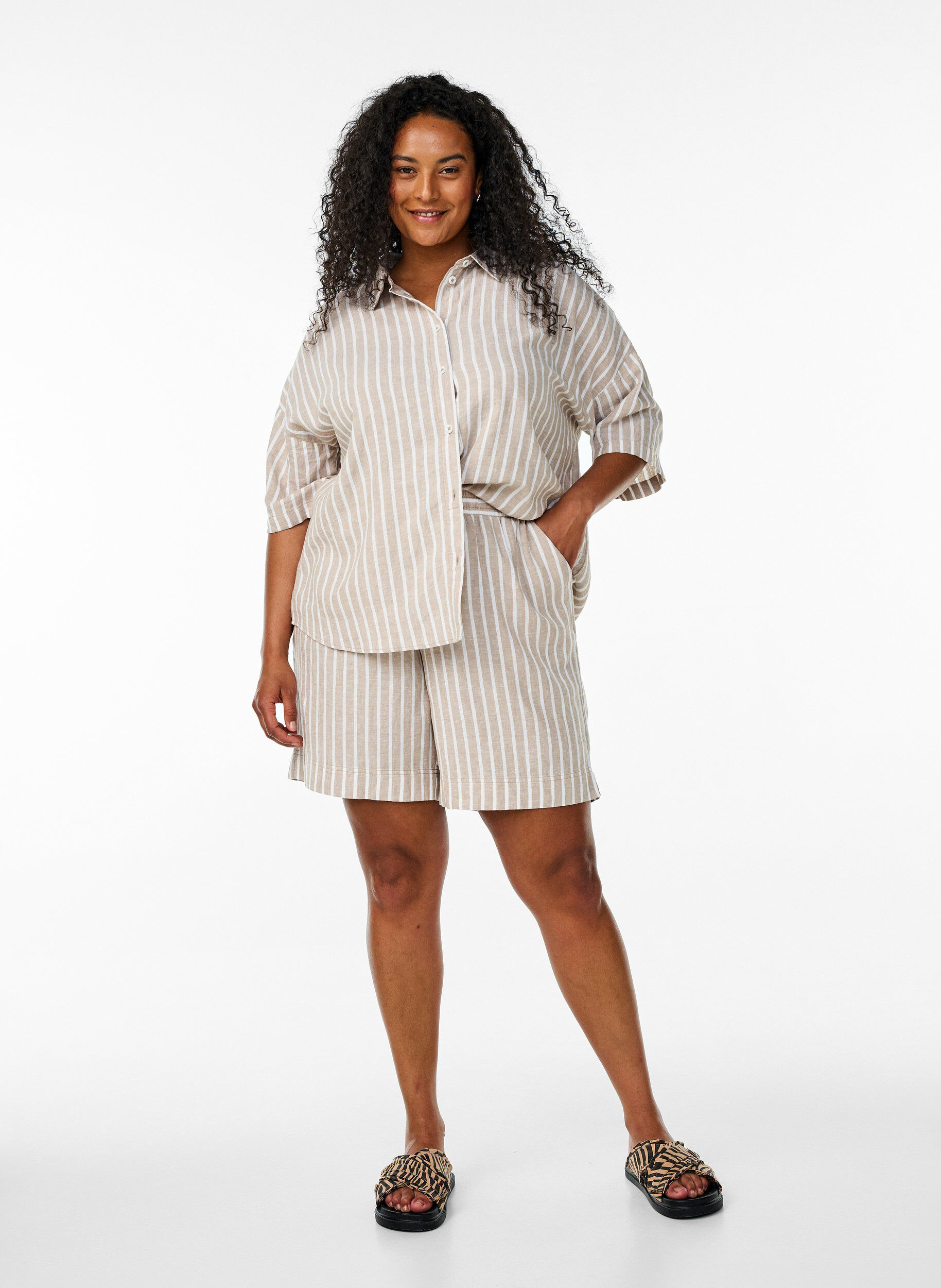 Zizzi Szorty w paski z lnu i wiskozy, Beżowy, Model image number 1