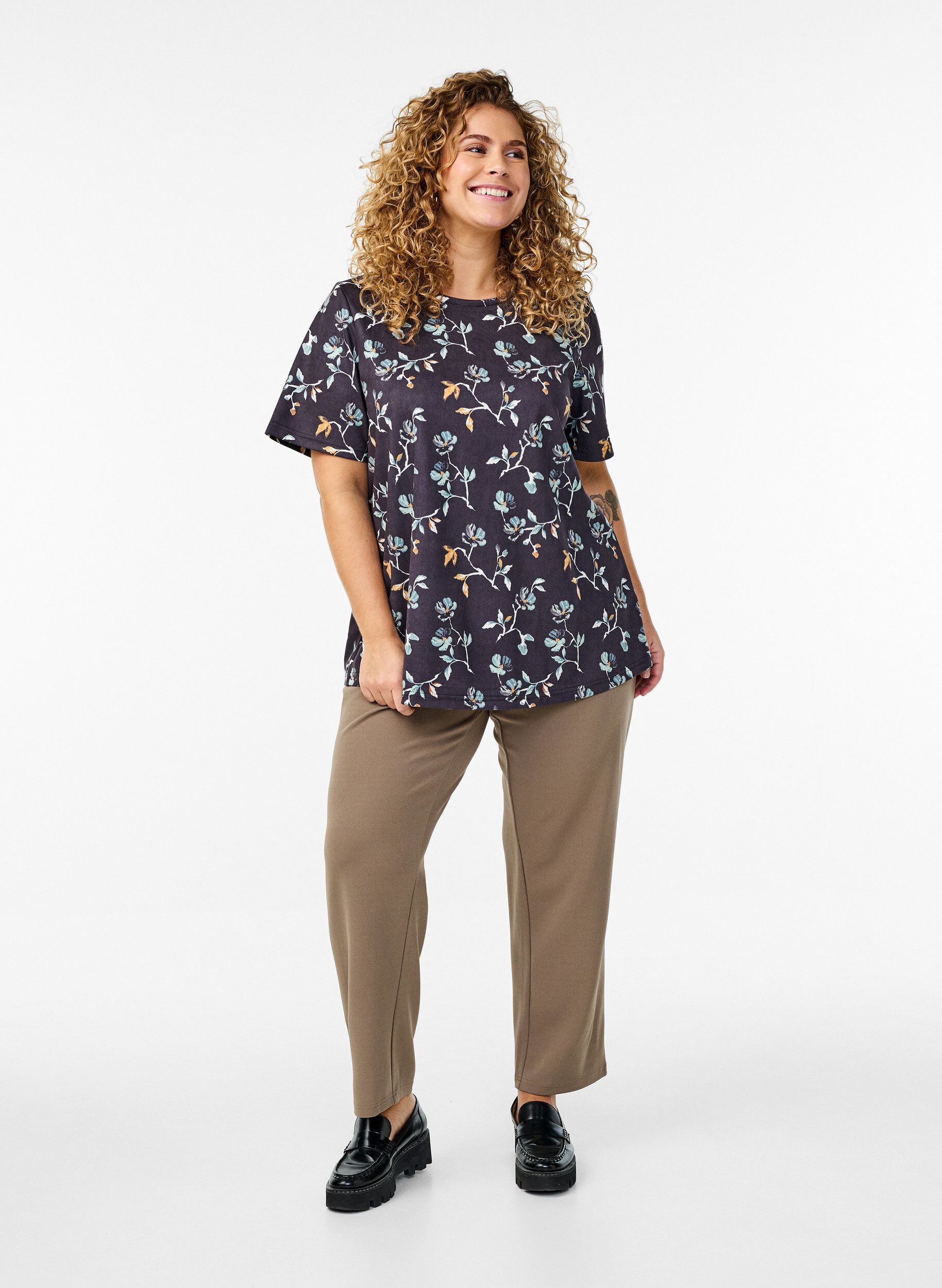 Zizzi FLASH - T-shirt z kwiatowym nadrukiem, Czarne, Model image number 1