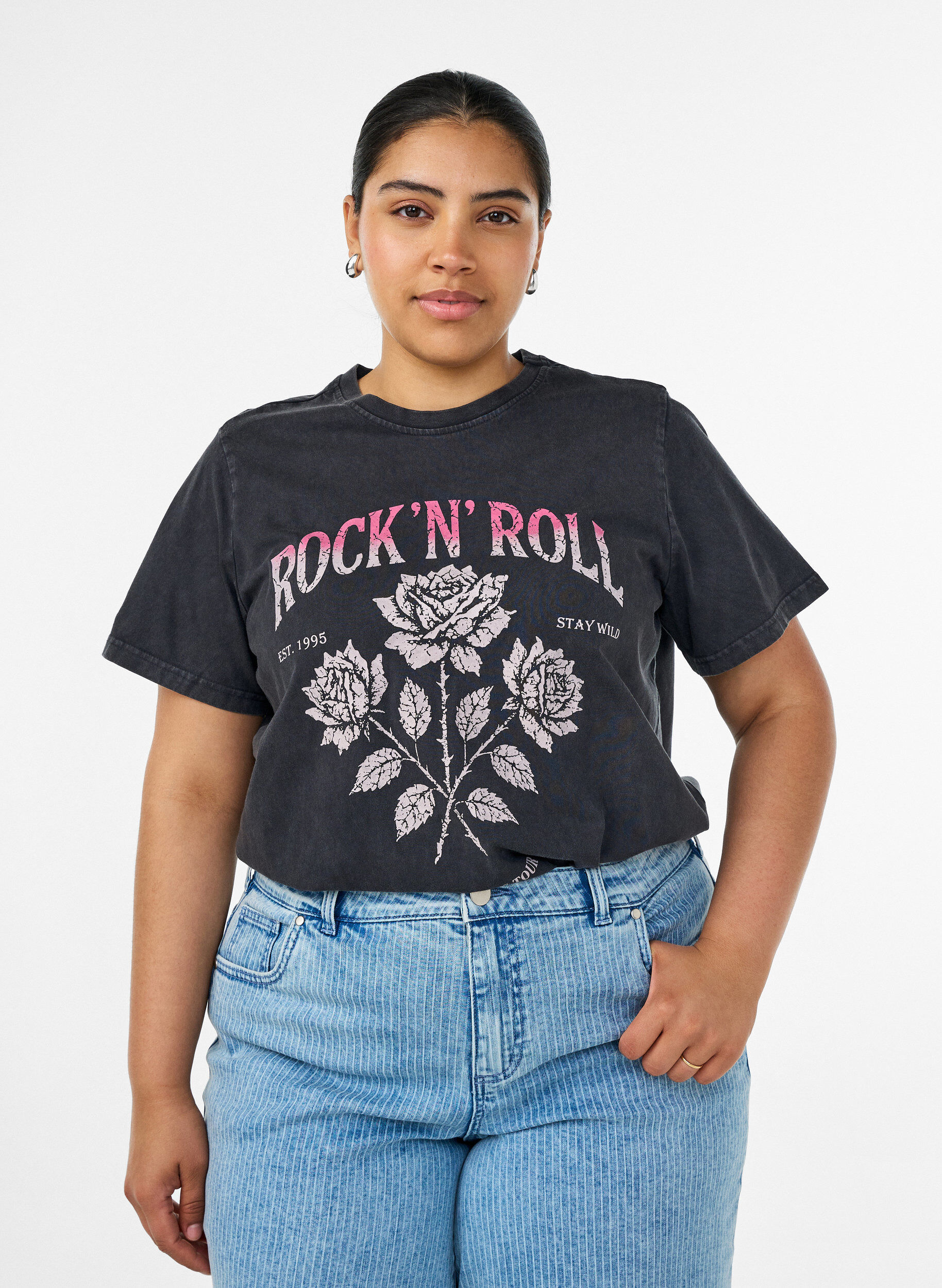 ZizziKoszulka z bawelny organicznej zdobiona rockowym nadrukiem, Czarne, Model image number 0
