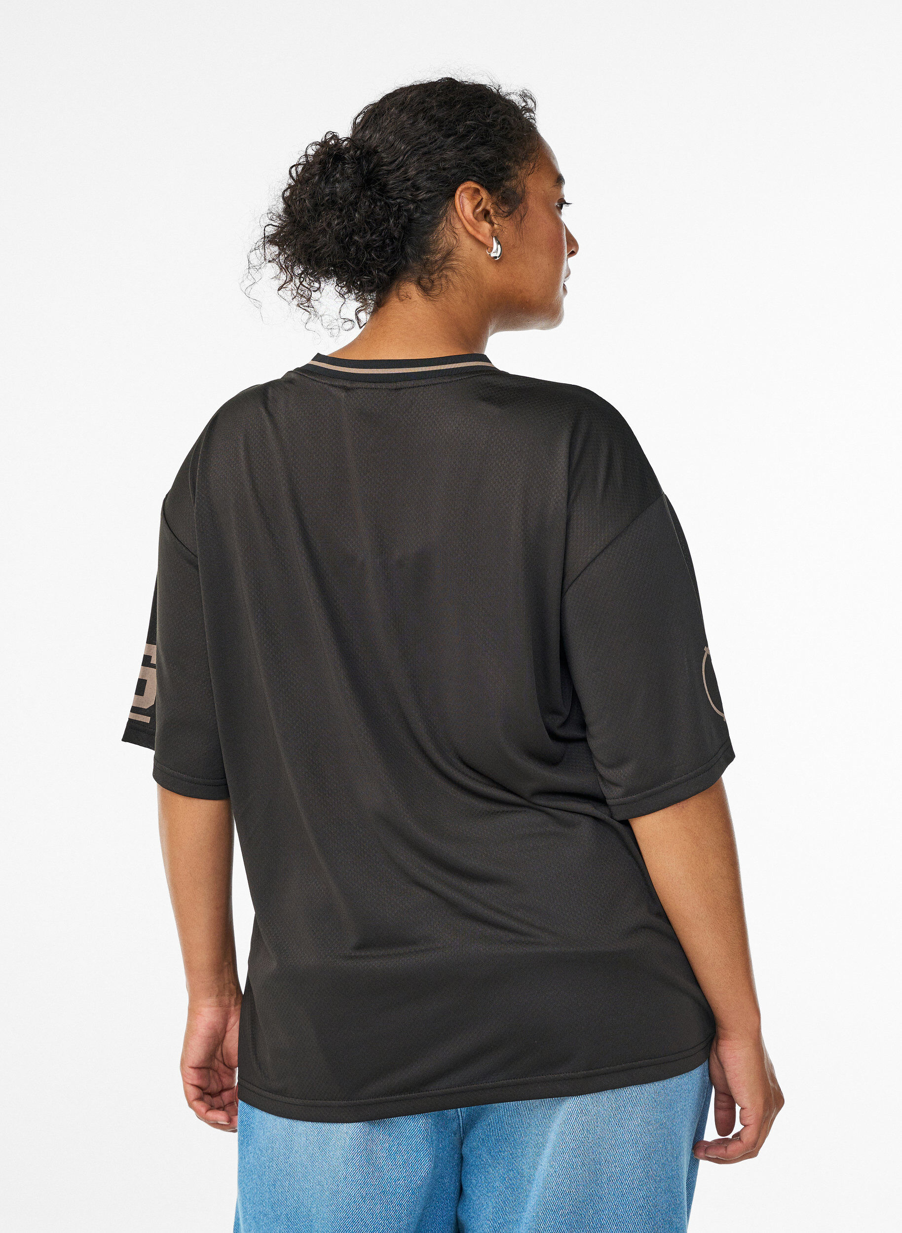 Zizzi Sportowa koszulka z dekoltem w szpic i nadrukiem w stylu wyscigowym, Czarne, Model image number 2