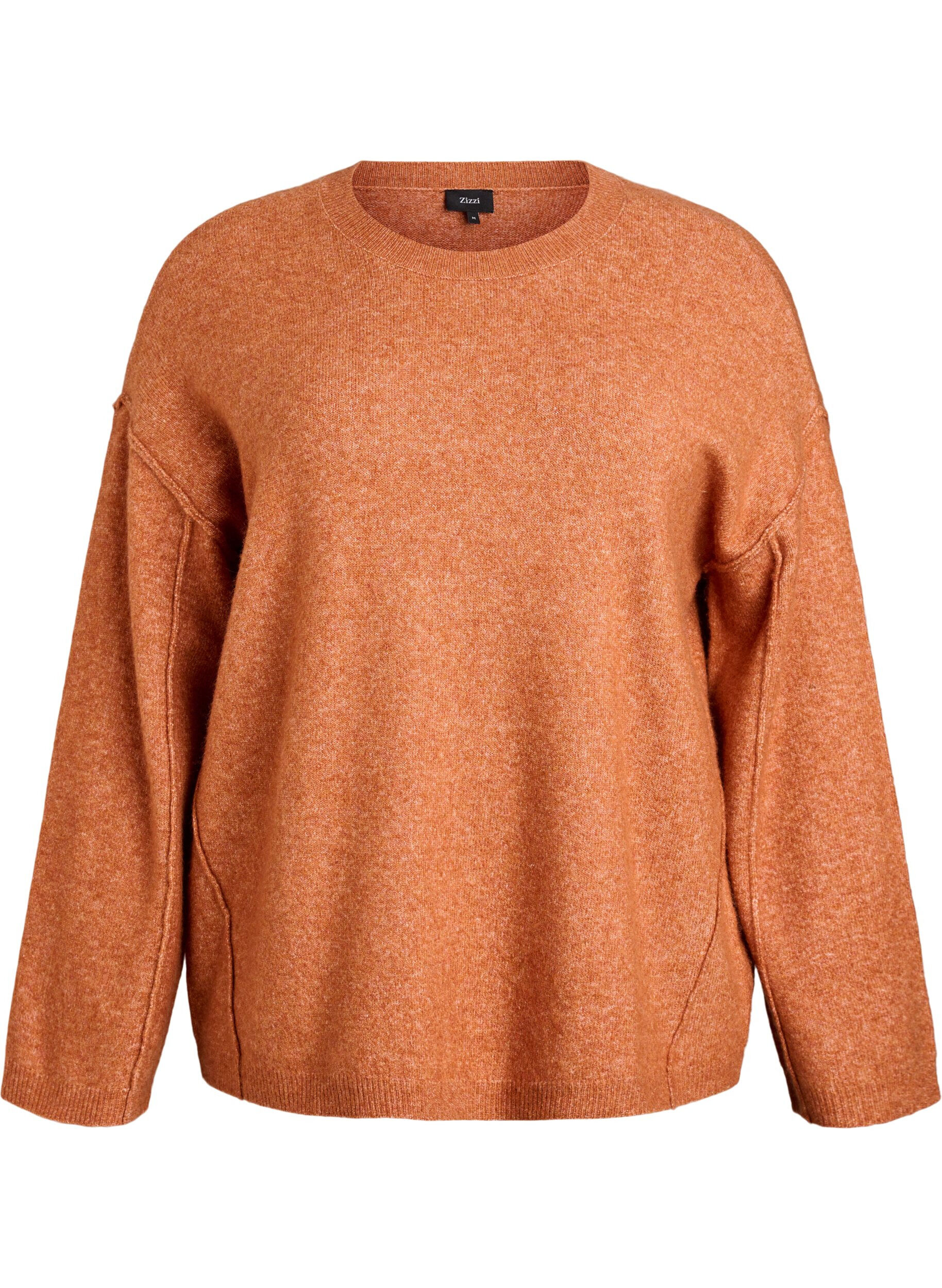 Luzny dzianinowy sweter z widocznymi szwami