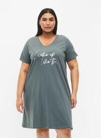 Koszula nocna z bawelny organicznej z dekoltem w szpic (GOTS), Balsam Green Woke, Model