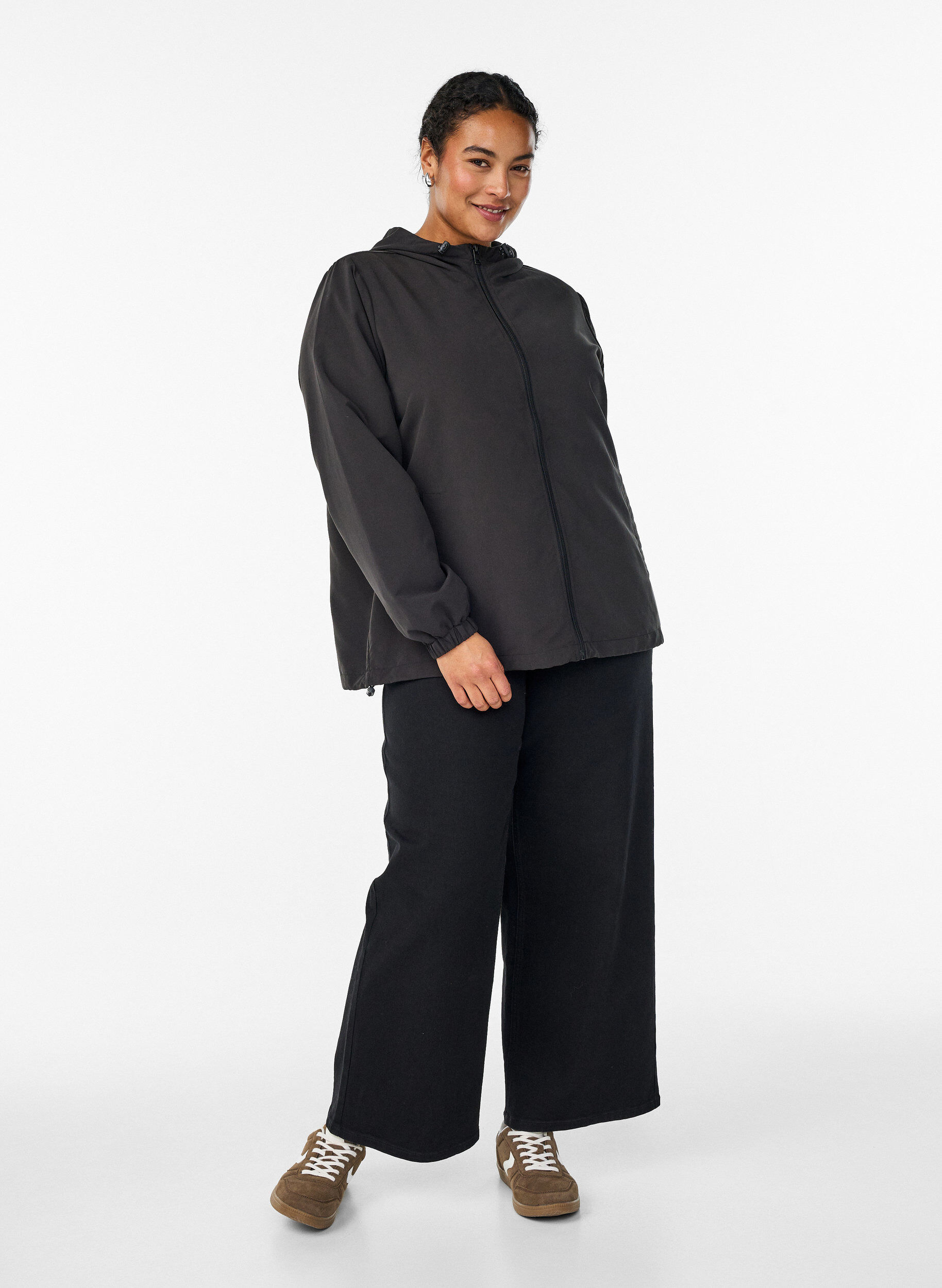 Zizzi Lekka kurtka z kapturem i zamkiem blyskawicznym, Czarne, Model image number 1