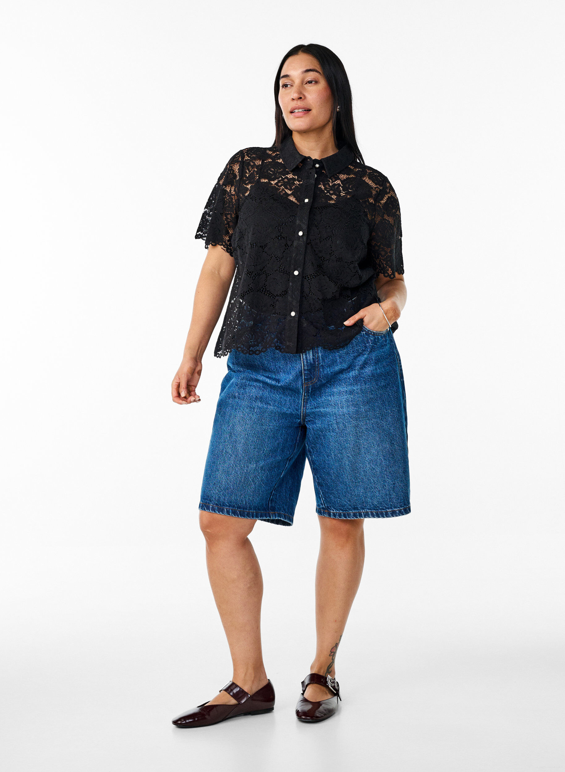 Zizzi  Koronkowa bluzka koszulowa z perlowymi guzikami, Czarne, Model image number 1