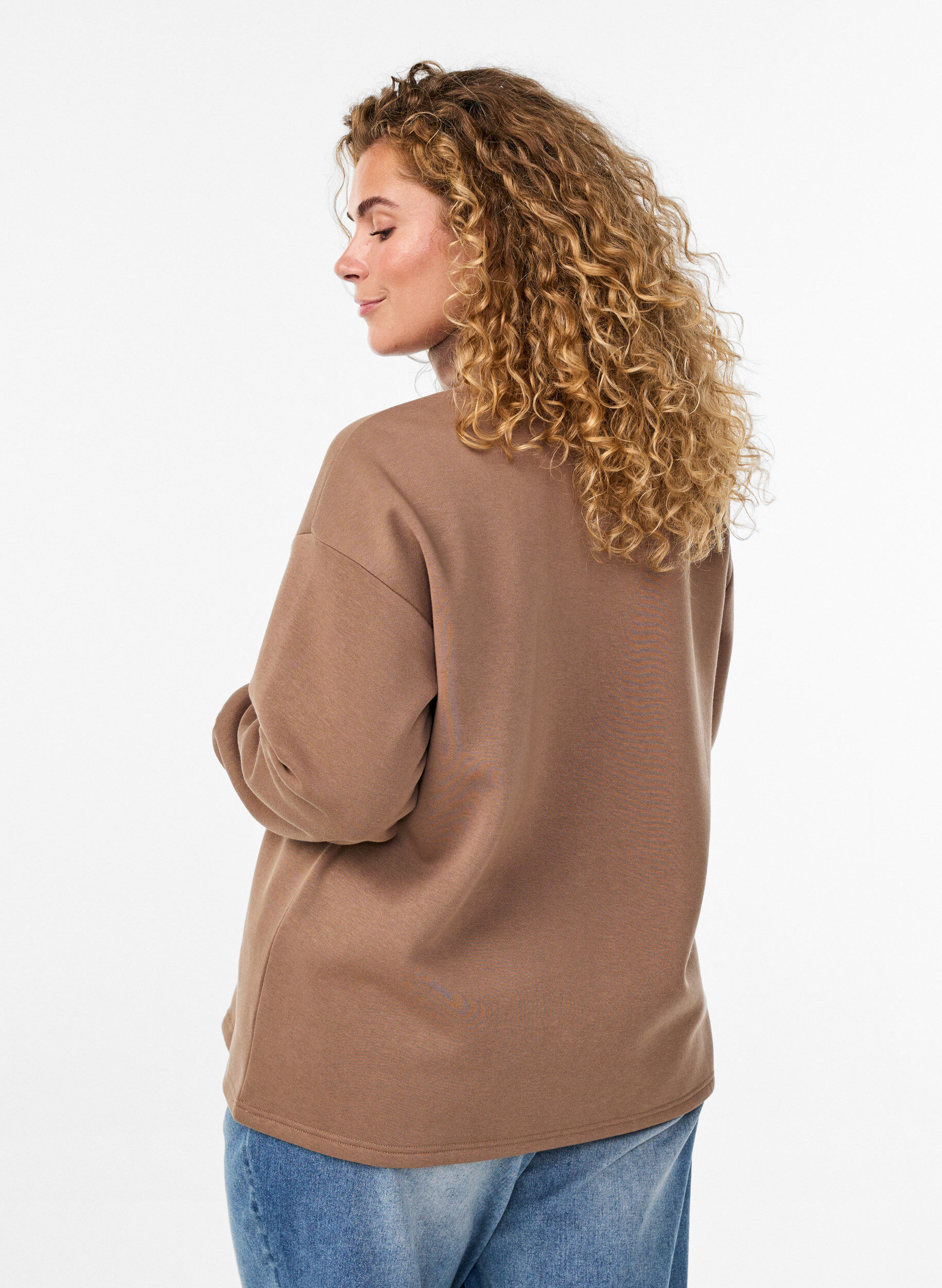 Zizzi Bluza z&nbsp;wysokim kolnierzykiem i nadrukowanym kolazem, Brązowy, Model image number 2