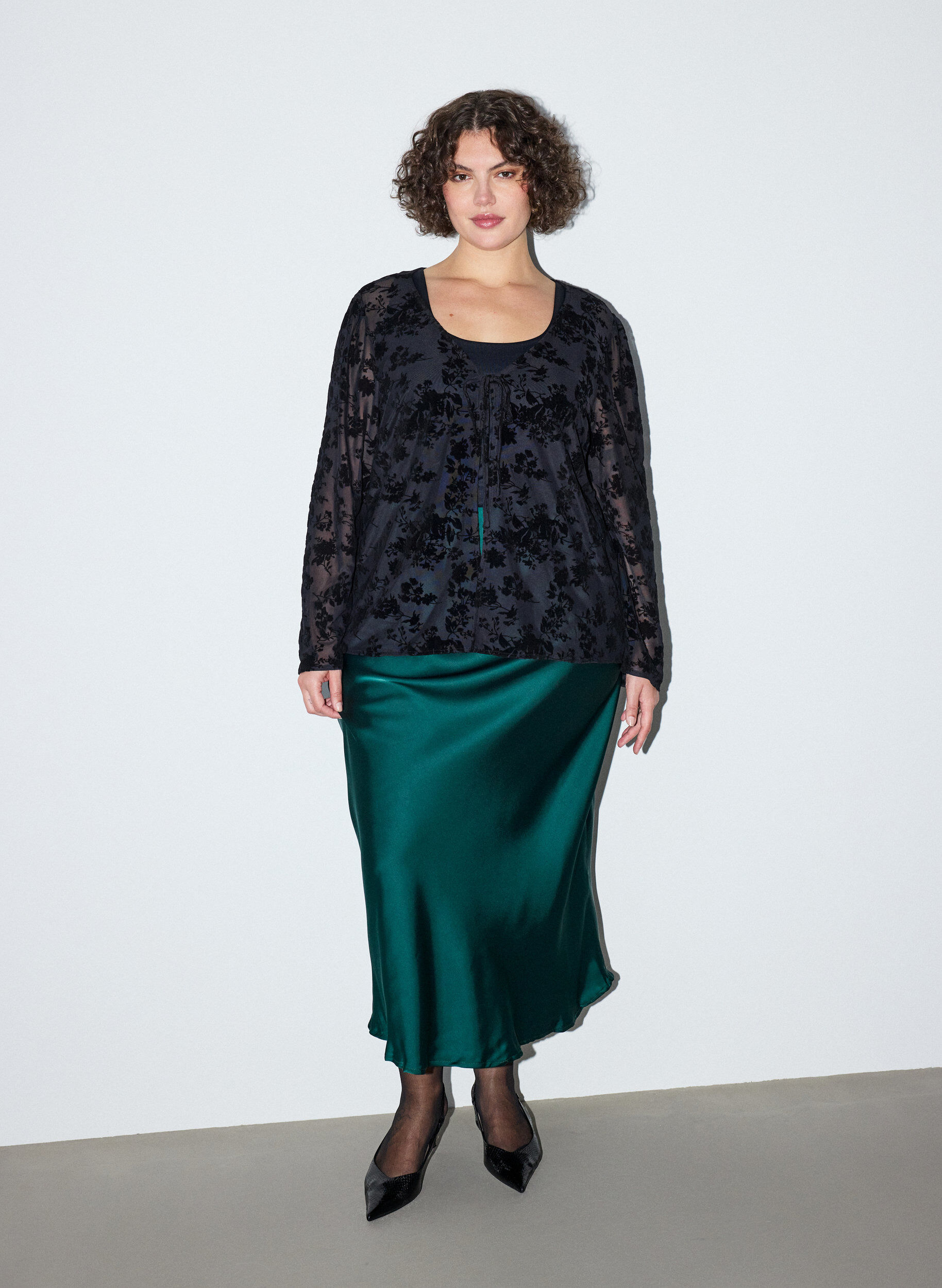 Satynowa sp&oacute;dnica midi, Zielony, Model