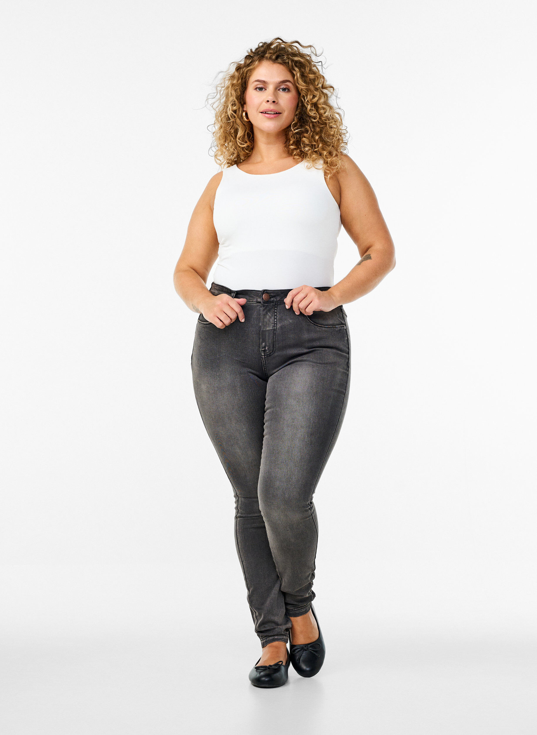 Super waskie jeansy Amy z wysokim stanem, Dark Grey Denim, Model