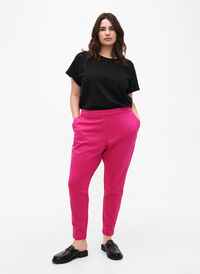 Spodnie nad kostke z kieszeniami, Raspberry Sorbet, Model