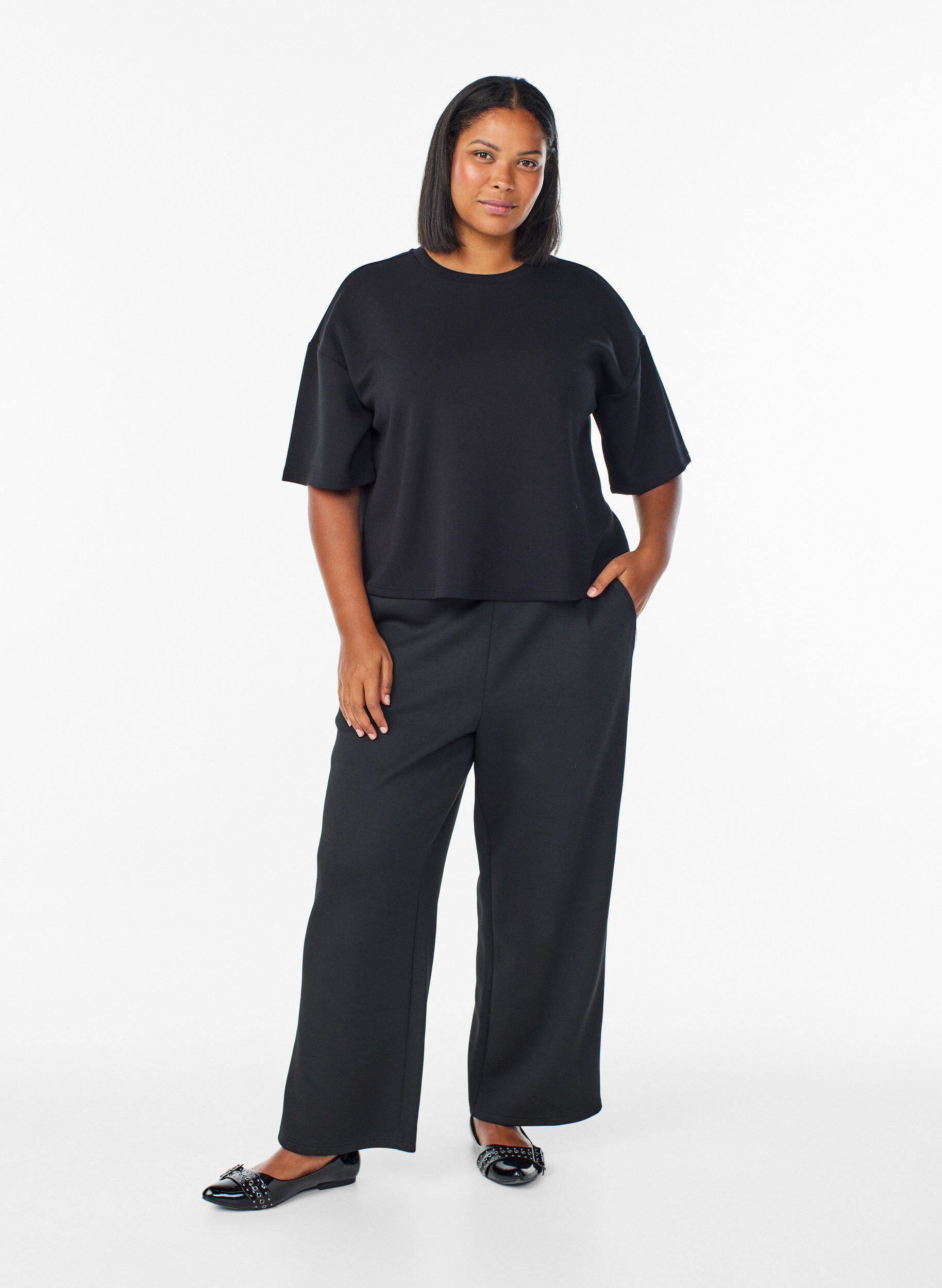 Zizzi Kr&oacute;tka luzna koszulka z mieszanki material&oacute;w z modalem, Czarne, Model image number 1