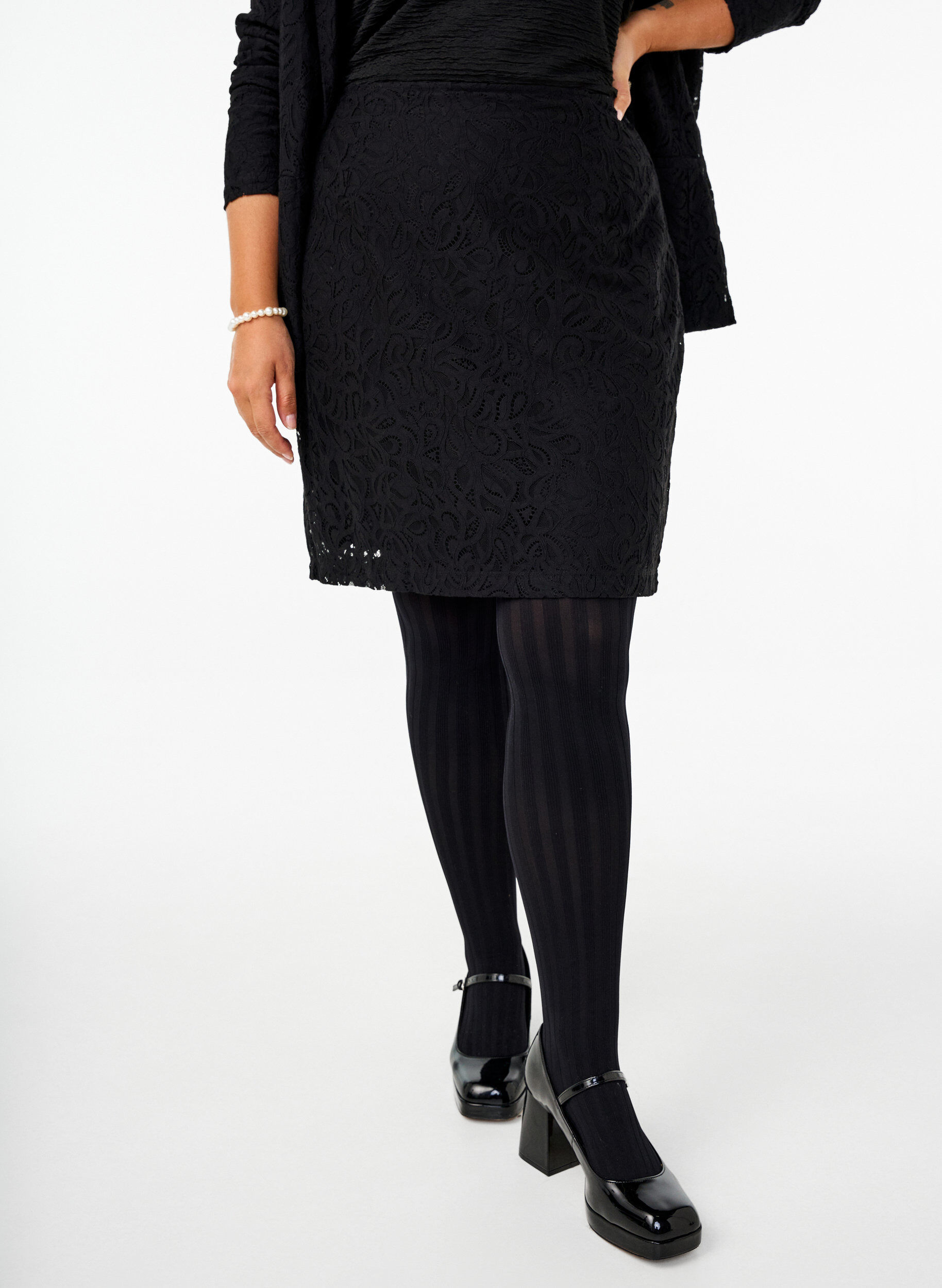 Zizzi Kr&oacute;tka koronkowa sp&oacute;dnica, Black, Model image number 0