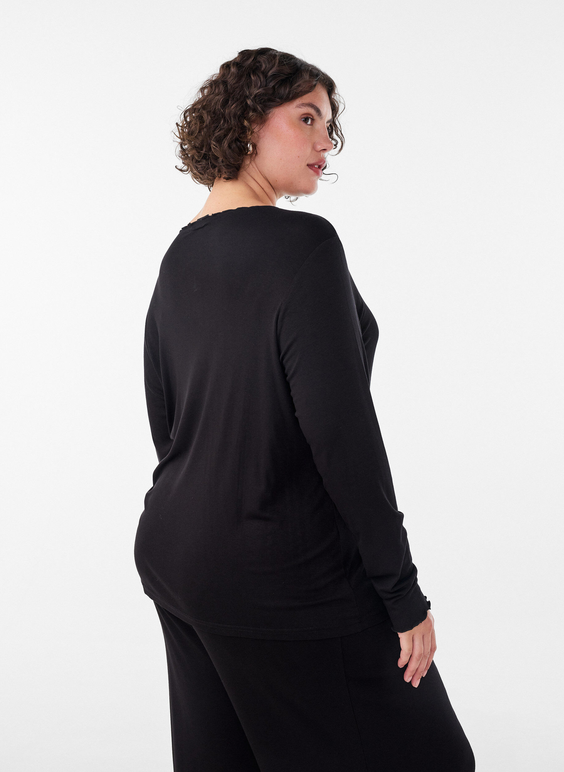 ZizziNocna koszula z wiskozy z dlugim rekawem, Czarne, Model image number 2