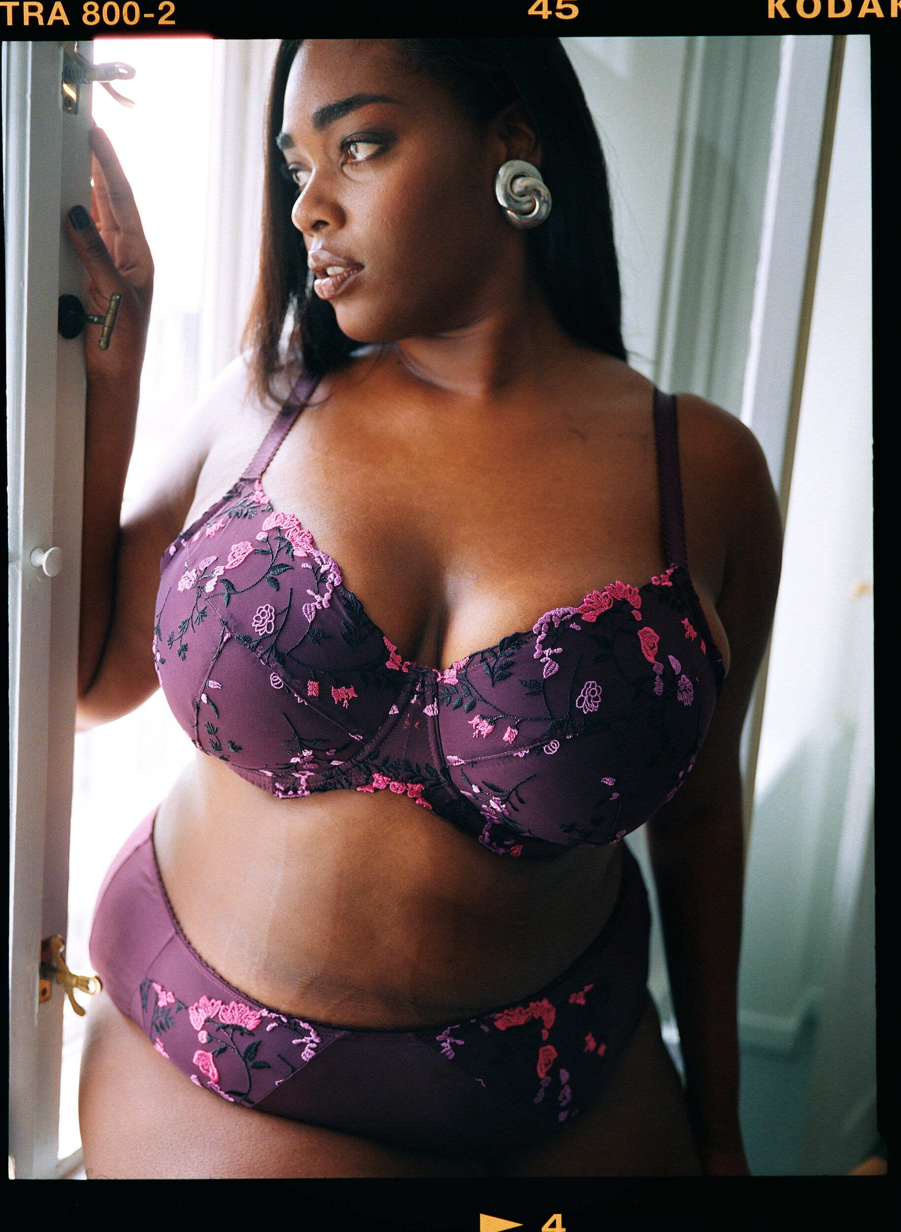 Zizzi Usztywniany biustonosz z kwiatowym haftem, Fioletowy, Image image number 0