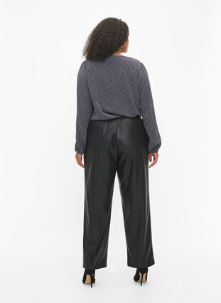 Spodnie ze sztucznej skóry z kieszeniami, Black, Model image number 1