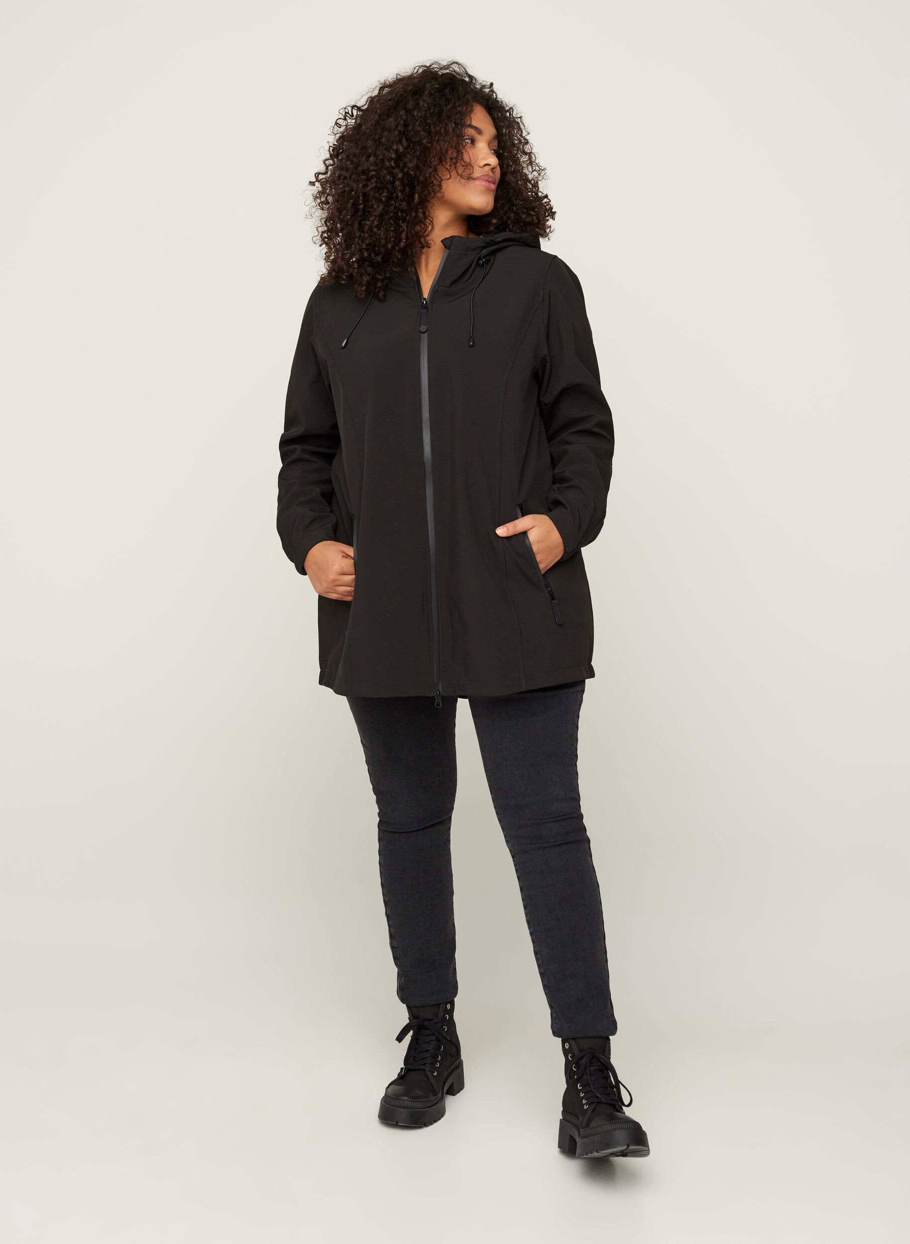 Zizzi Kr&oacute;tka kurtka softshell z kapturem, Black, Model image number 5