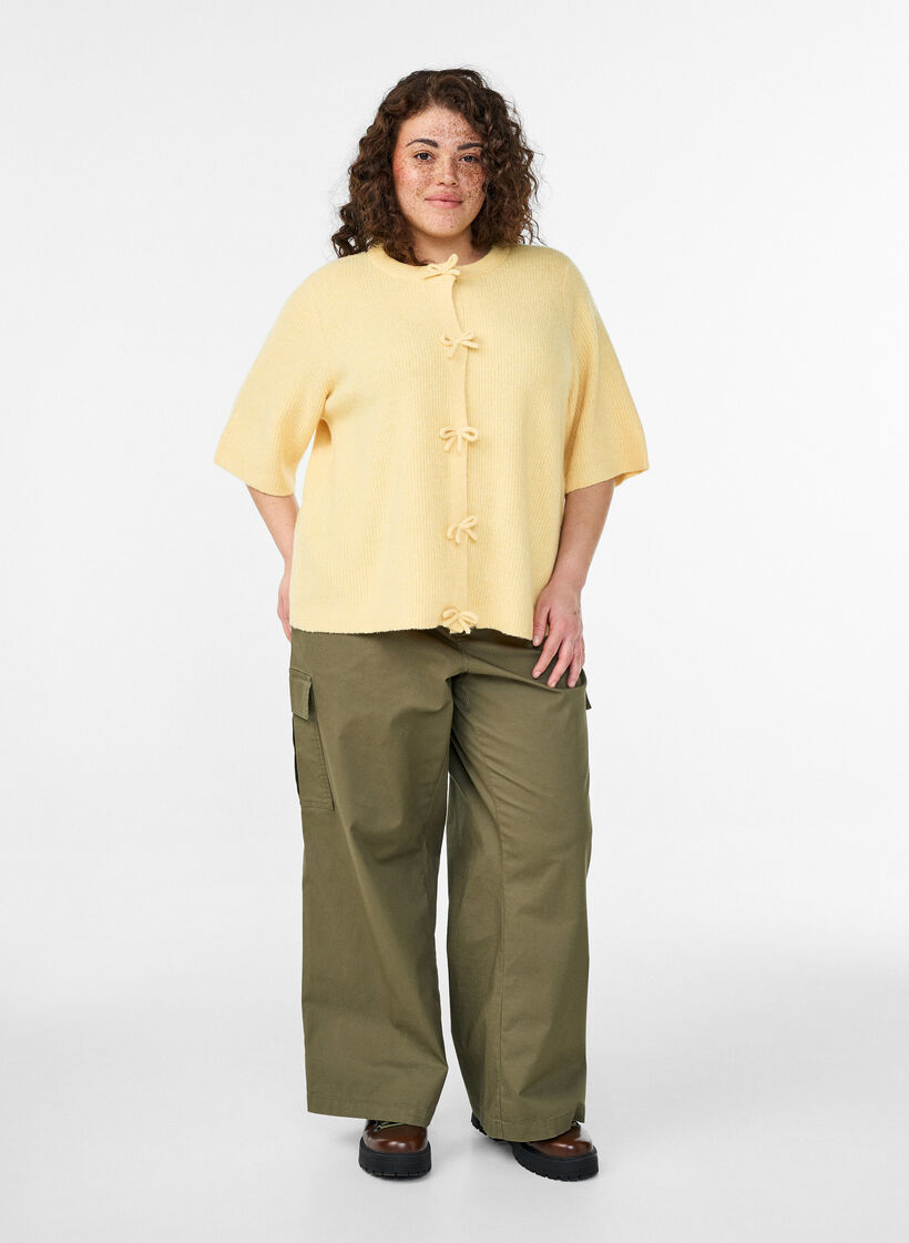 Krótki dzianinowy kardigan z kokardkami, Żółty, Model