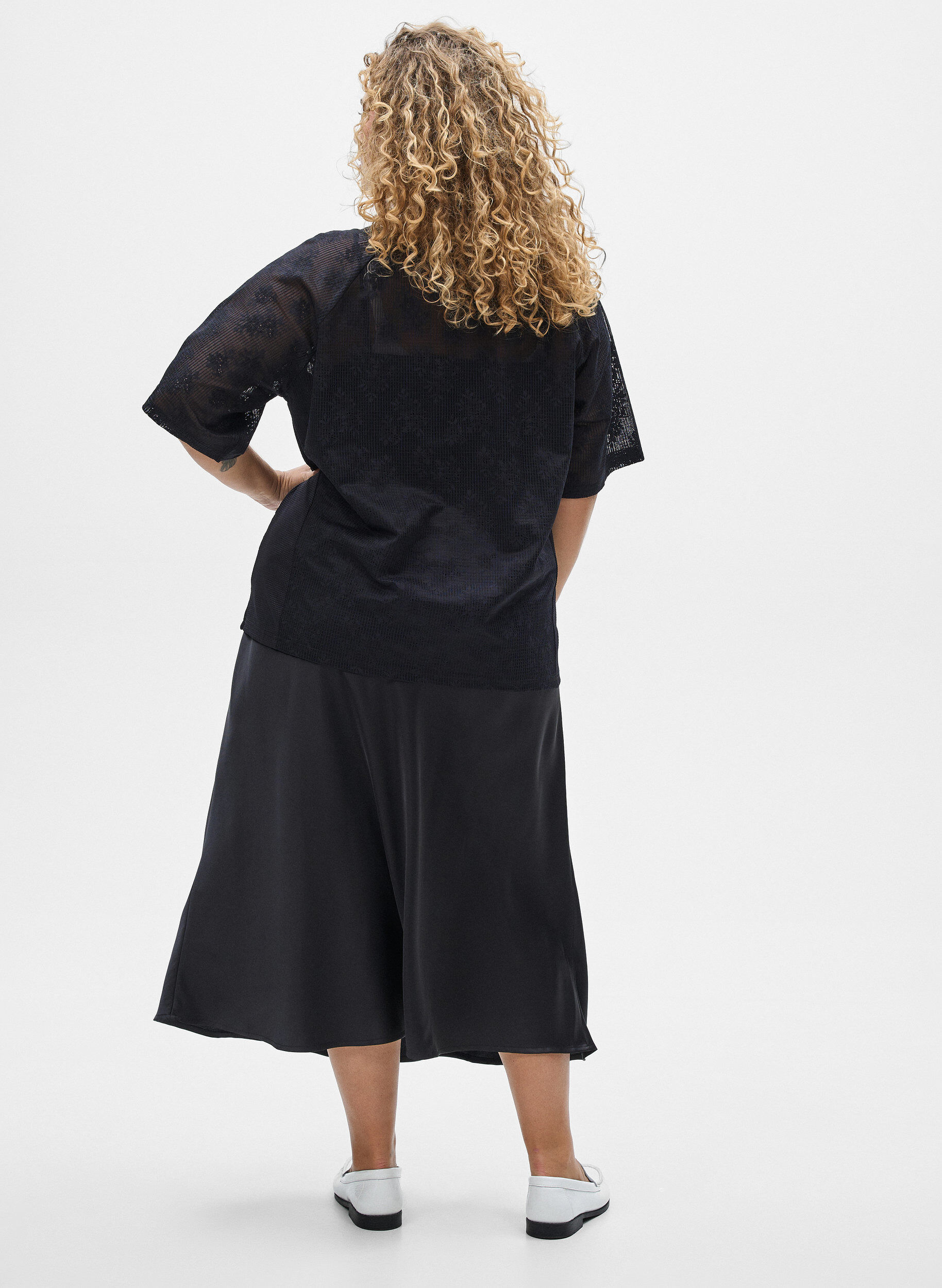 ZizziSatynowa sp&oacute;dnica midi, Czarne, Model image number 2