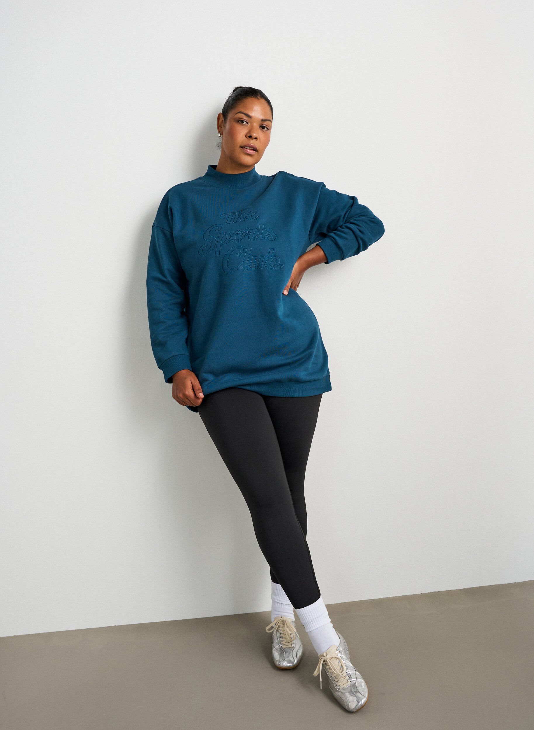 ZizziDluga bluza z wysokim kolnierzem i haftowanym napisem, Niebieskie, Model image number 1