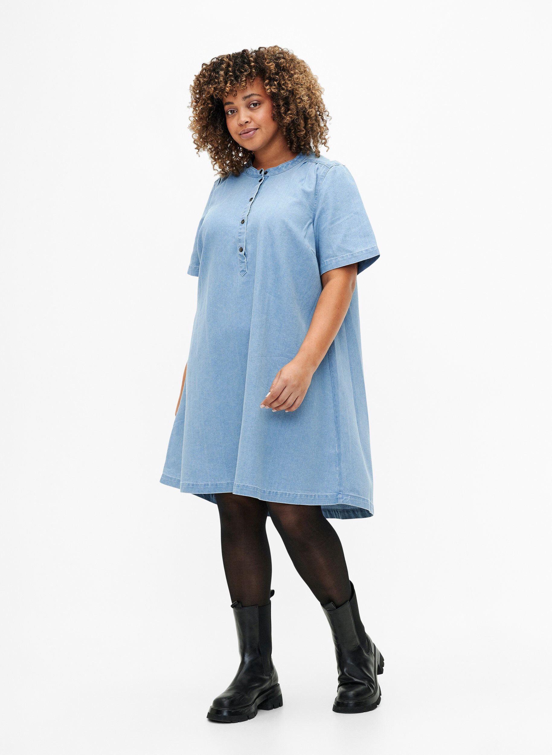 ZizziTrapezowa sukienka dzinsowa z kr&oacute;tkimi rekawami, Light blue denim, Model image number 2