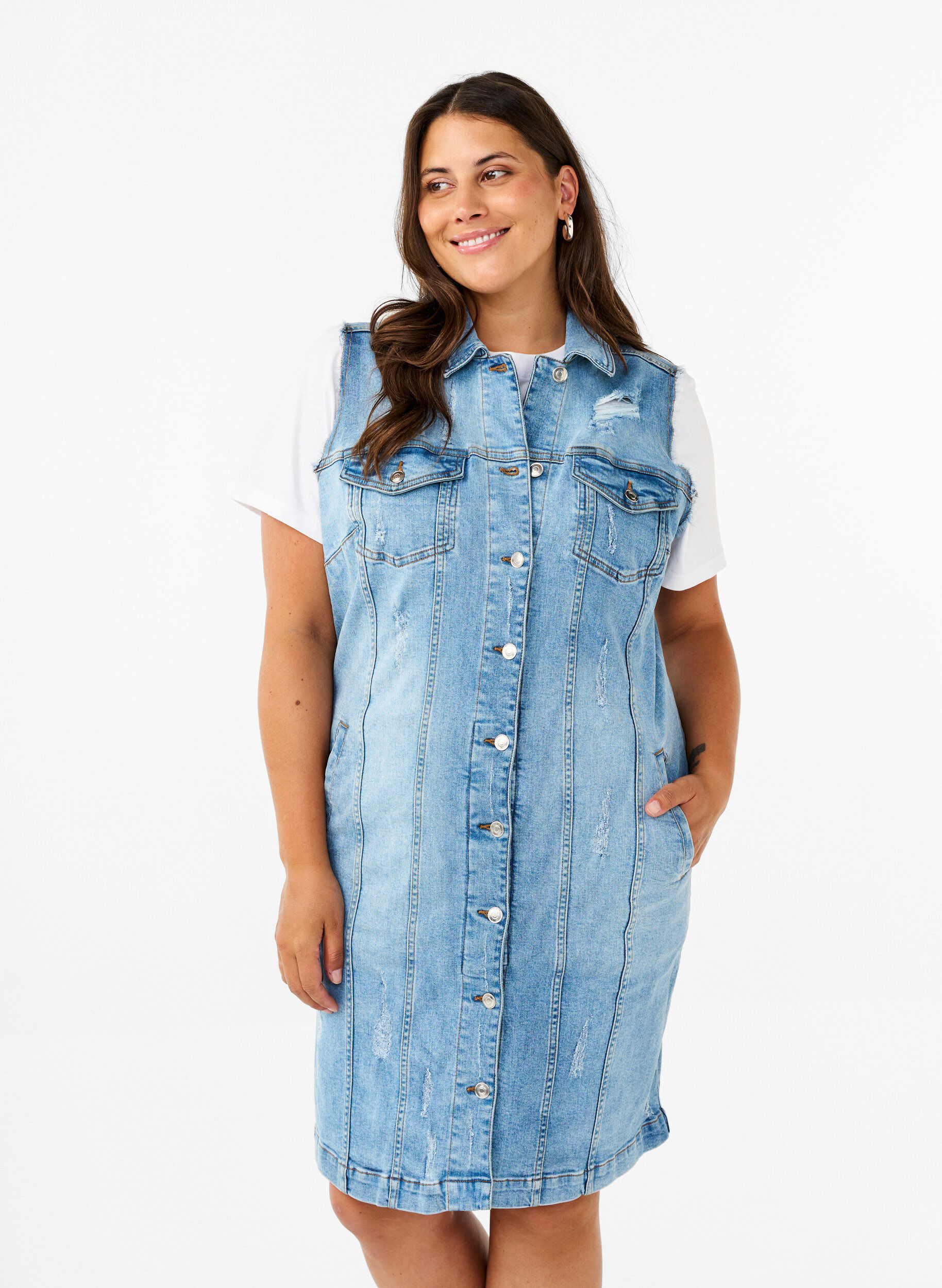 Zizzi Dzinsowa sukienka bez rekaw&oacute;w z niewykonczonymi brzegami, Light Blue Denim, Model image number 0
