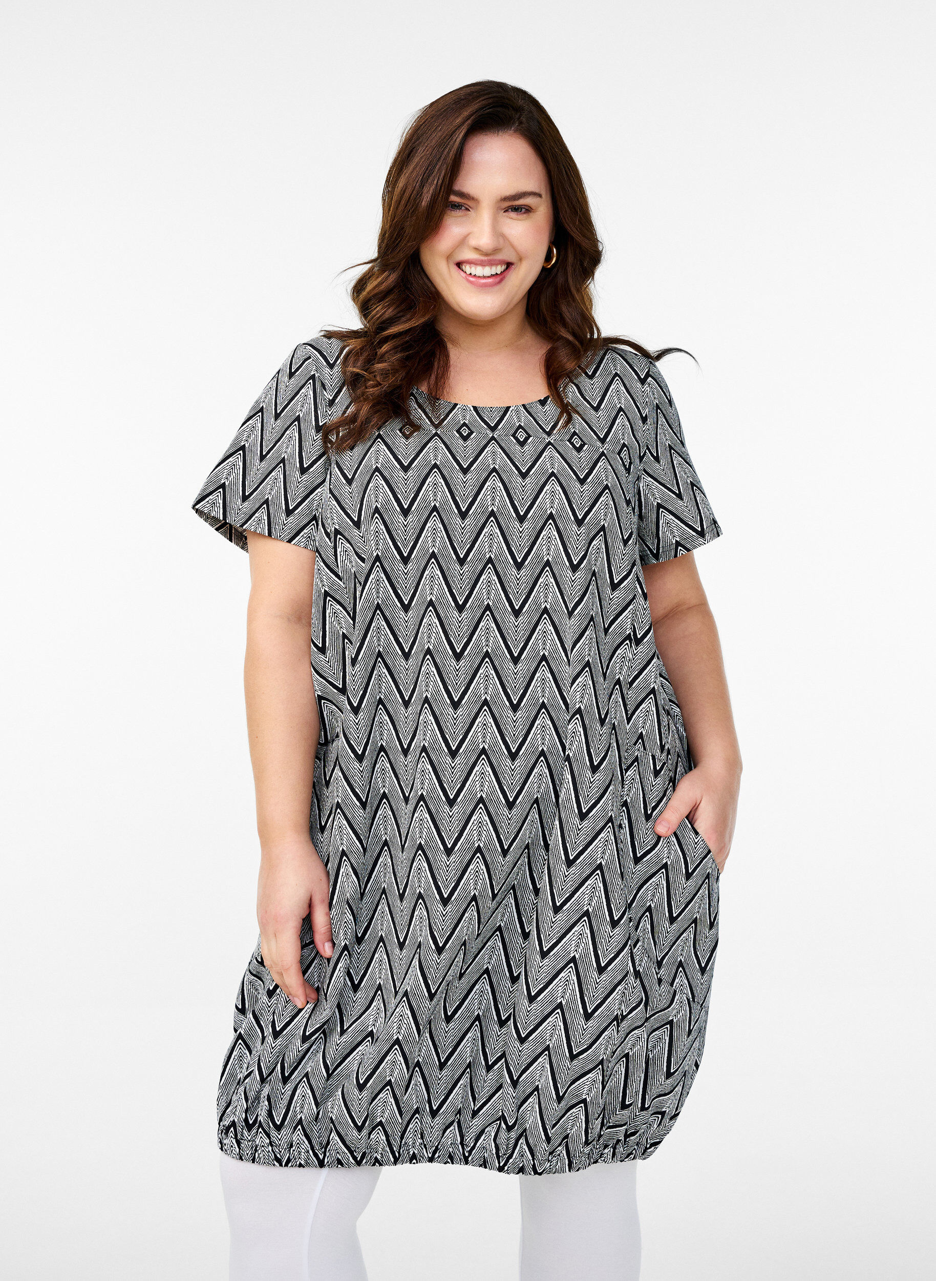 Zizzi Bawelniana sukienka z kr&oacute;tkim rekawem i nadrukiem, Czarne, Model image number 0